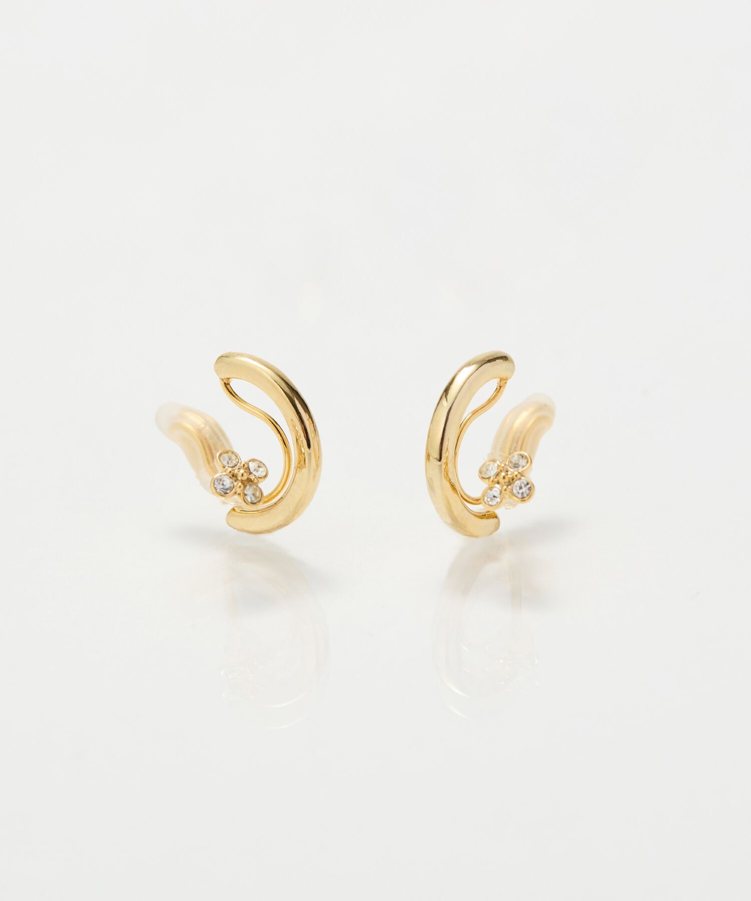 Phoebe「【痛くないシリーズ】フラワービジューライトフィットイヤリング　ゴールド」|イヤリング|