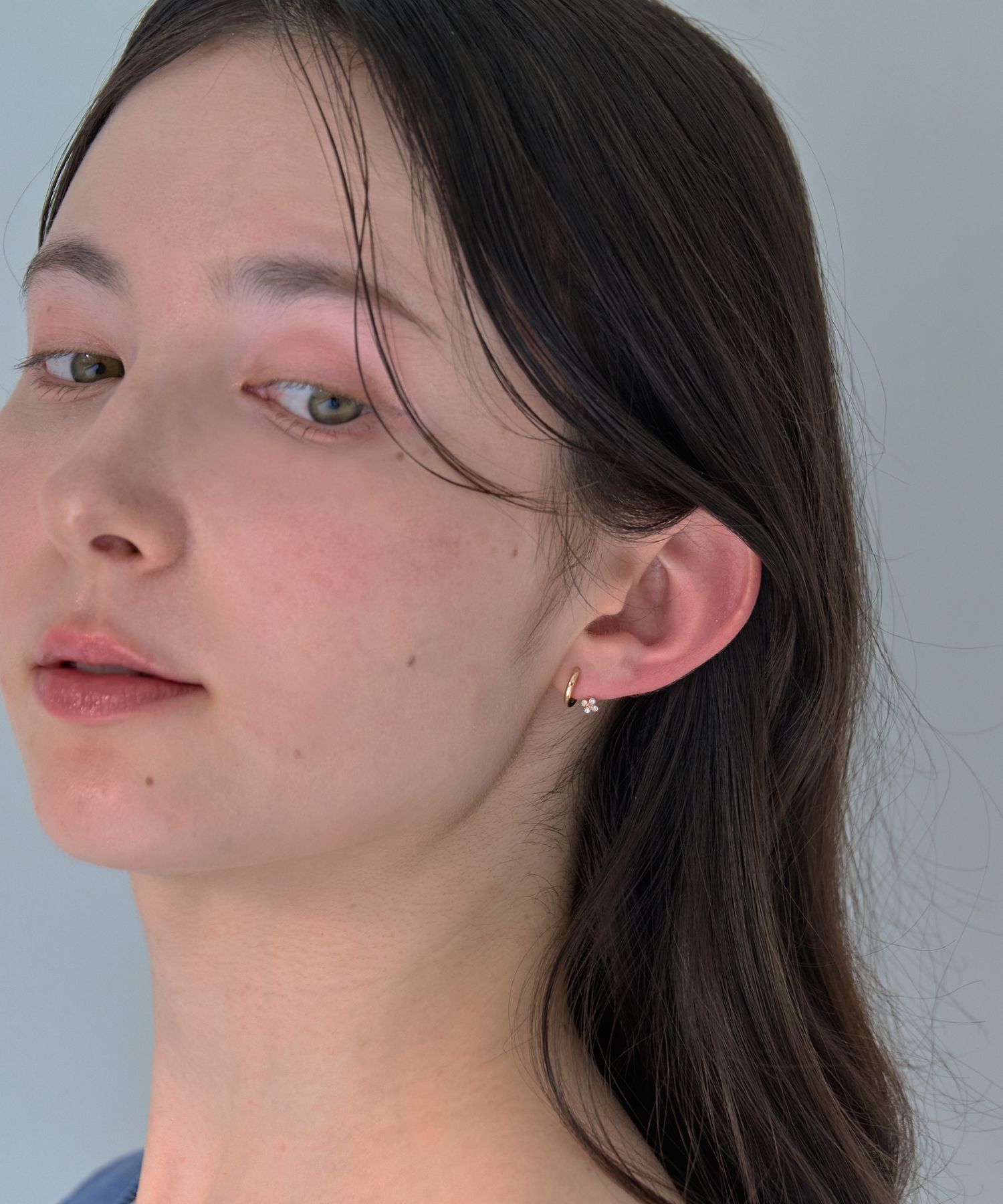 Phoebe「【痛くないシリーズ】フラワービジューライトフィットイヤリング　シャンパンゴールド」|イヤリング|