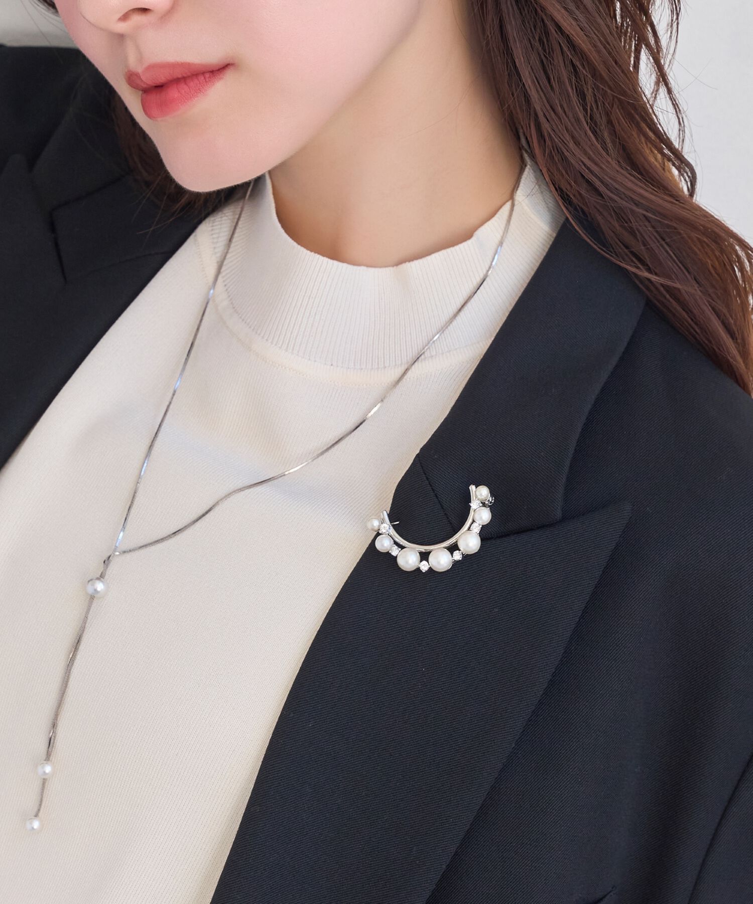 Phoebe「フォーマルパールビジューハーフブローチ　シルバー」|ブローチ・コサージュ|