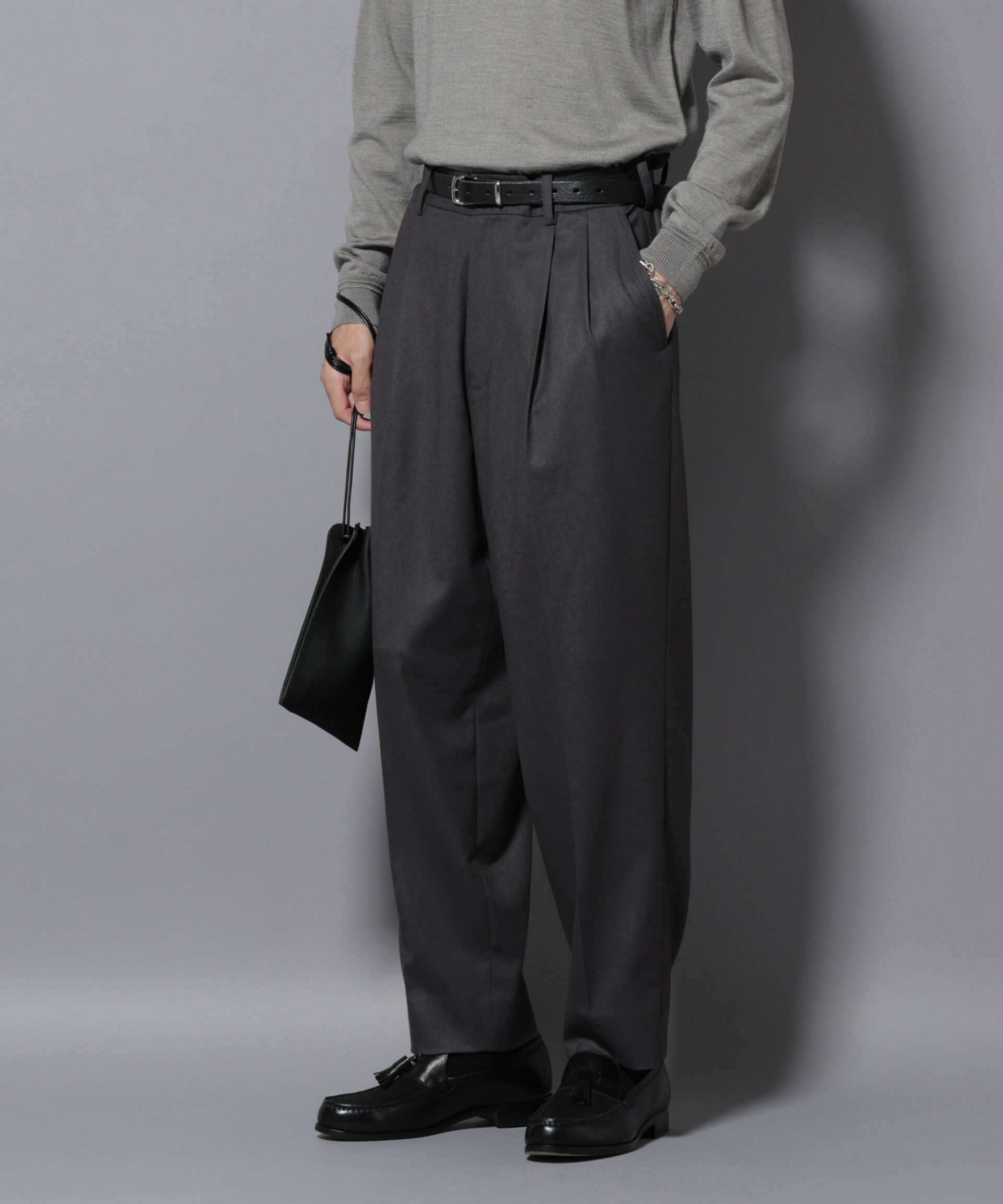 nano･universe「微起毛ワイド2タックテーパードパンツ」|チノ|チャコール3