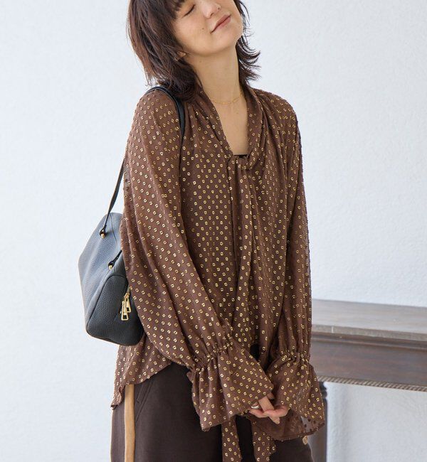  「【上品に華やぐ】フォイルドットボウタイブラウス」|シャツ・ブラウス|ブラウン
