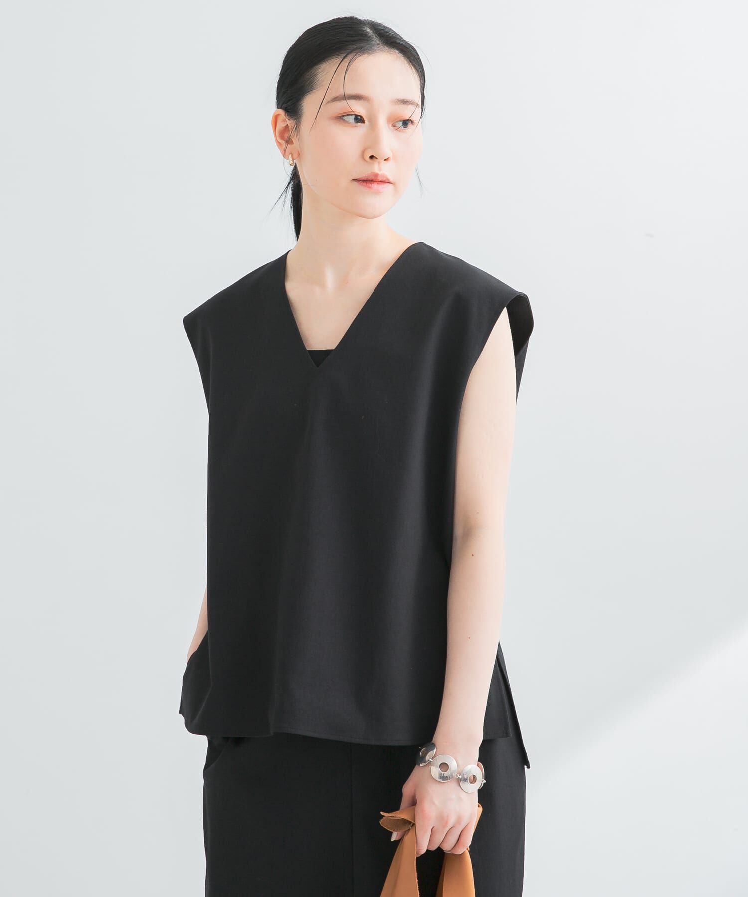 URBAN RESEARCH「リネン混Vネックブラウス」|ベスト・ジレ|