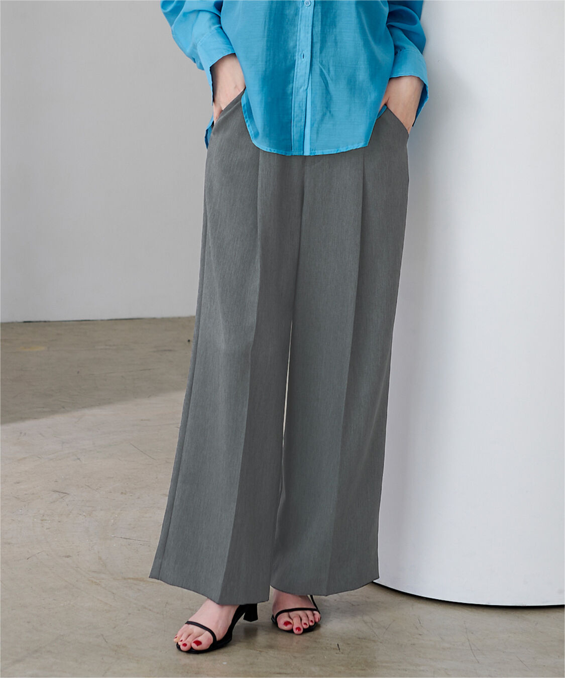 ur's「美シルエットワンタックワイドパンツ」|スラックス|チャコール