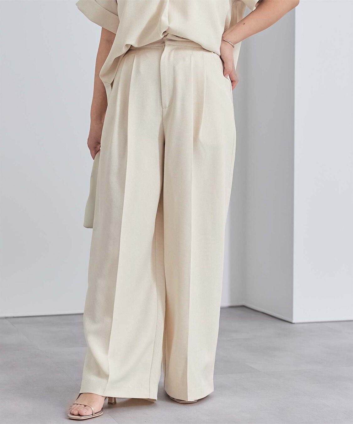 ur's「リネンライクサイドベルトデザインタックワイドパンツ」|スラックス|