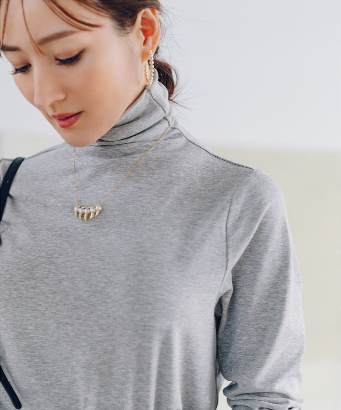 ur's「【星玲奈さんコラボアイテム】ボトルネックラウンドヘムプルオーバー」|Tシャツ・カットソー|