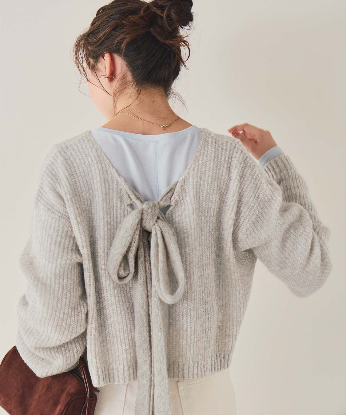 titivate「【いつきさんコラボアイテム】前後2wayリボンデザインシアーローゲージニット」|ニット・セーター|グレージュ