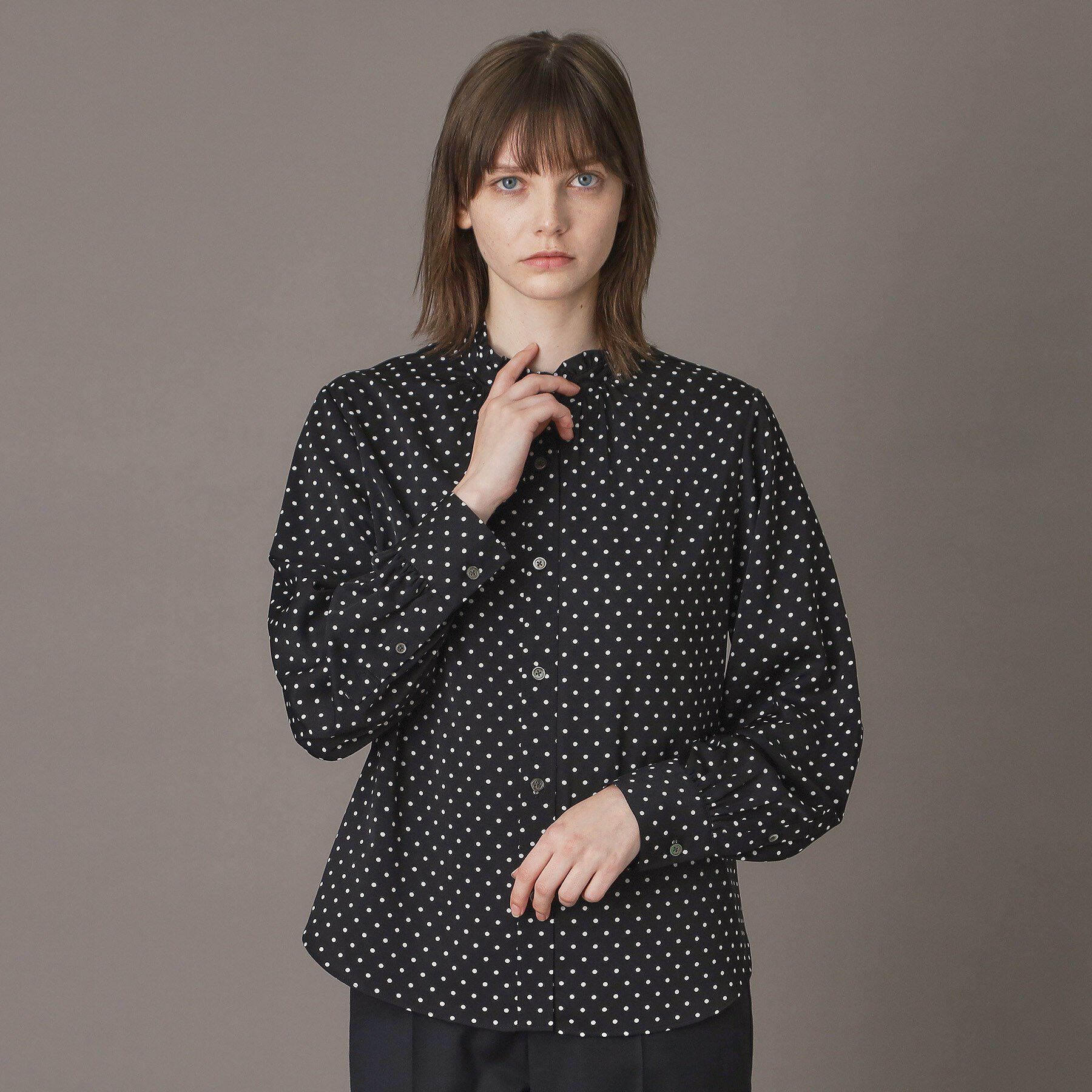 DRESSTERIOR「ドットスタンドフリルネックブラウス」|シャツ・ブラウス|