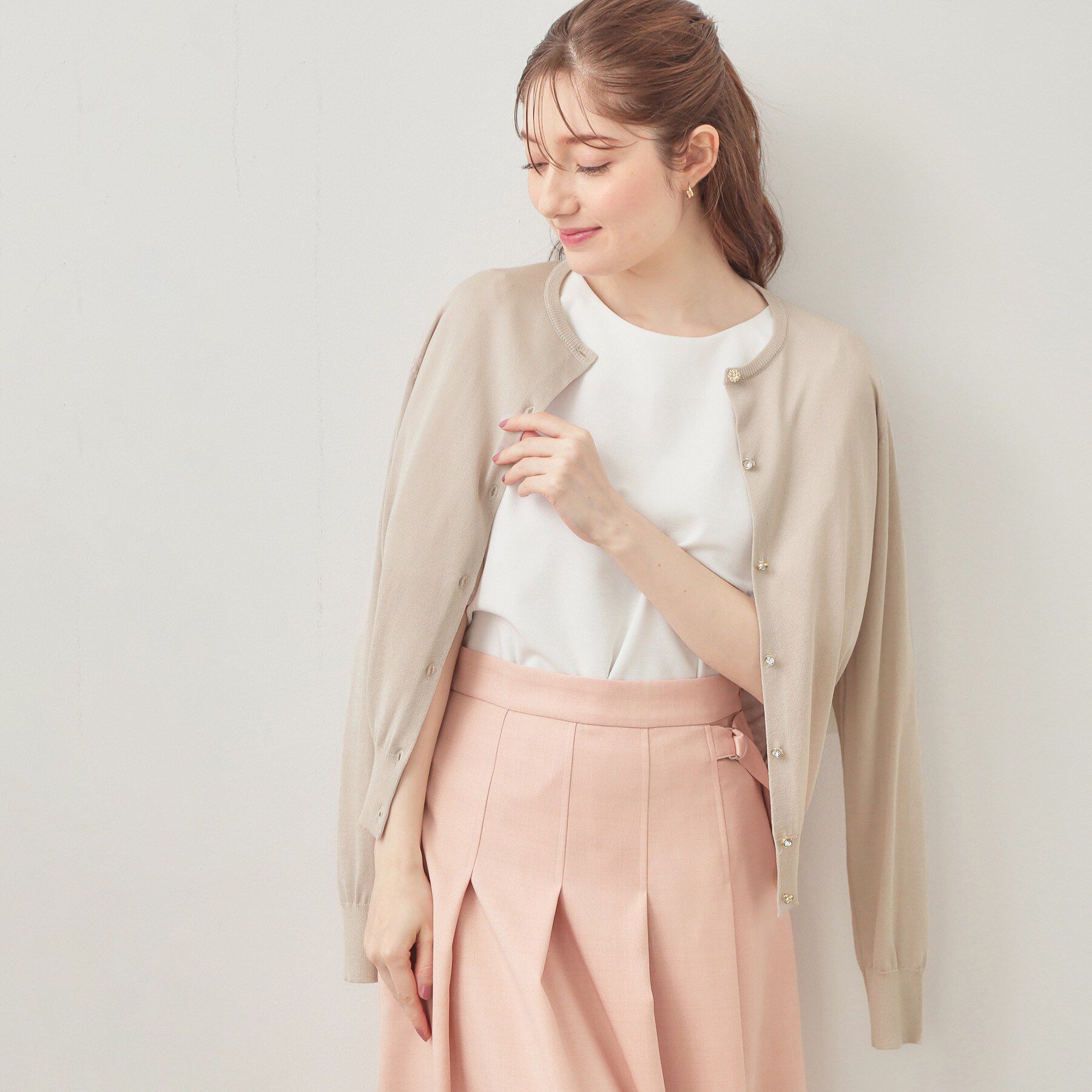 index「接触冷感ビジューボタンカーディガン【洗濯機OK/抗ピリング】」|カーディガン|グレージュ(050)