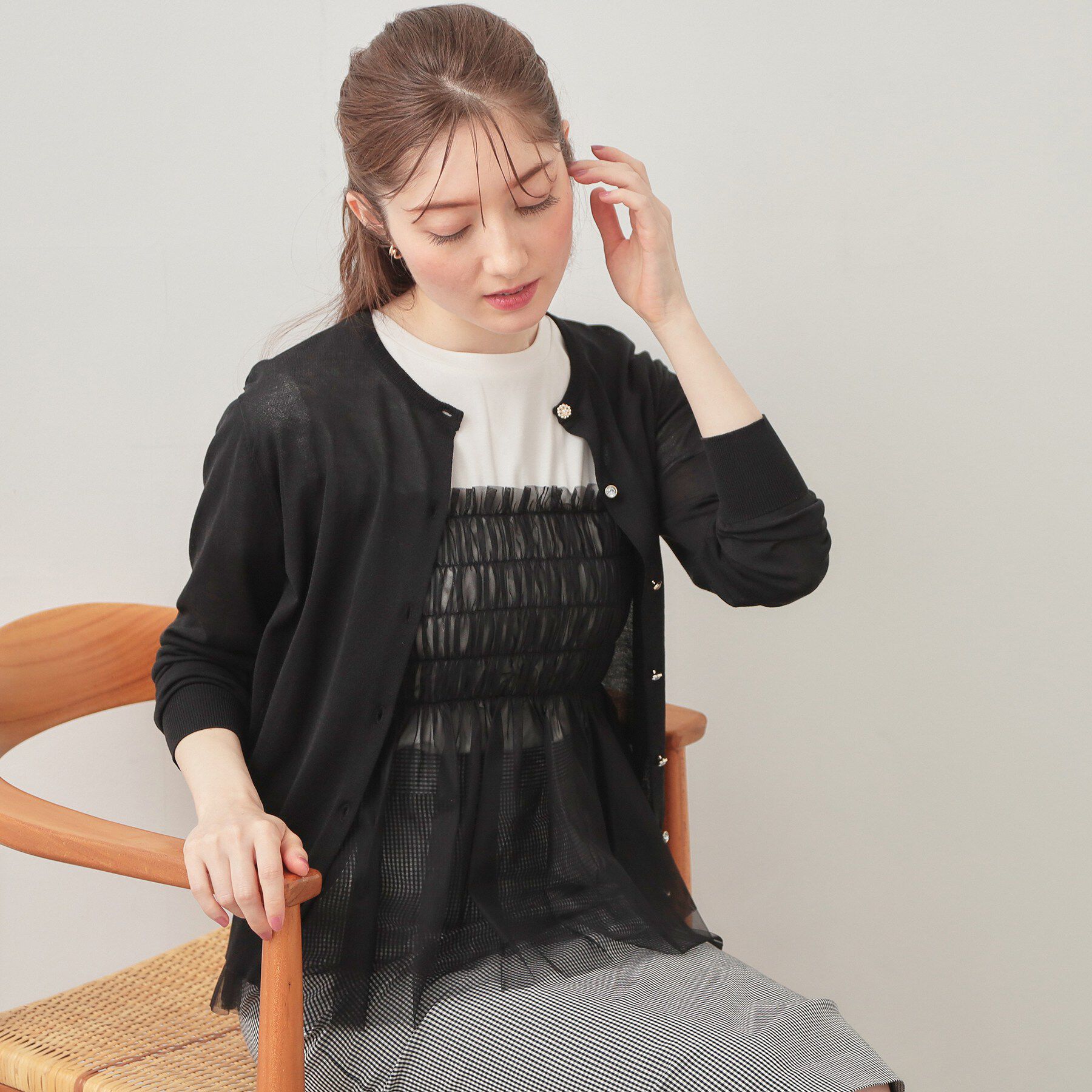 index「接触冷感ビジューボタンカーディガン【洗濯機OK/抗ピリング】」|カーディガン|ブラック(819)