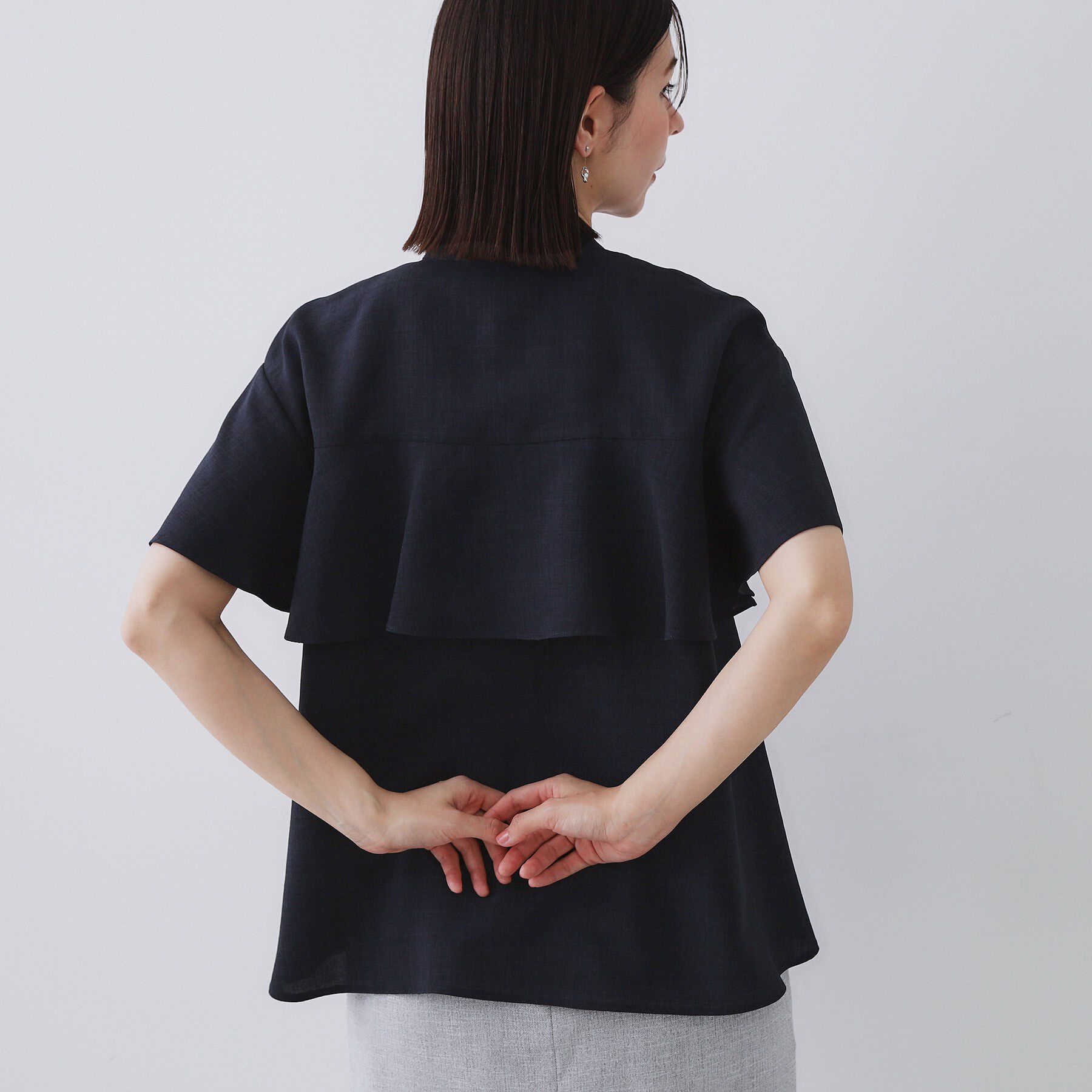 OPAQUE.CLIP「バックフリルバンドカラーブラウス【洗濯機洗い可/吸水速乾/接触冷感】」|シャツ・ブラウス|