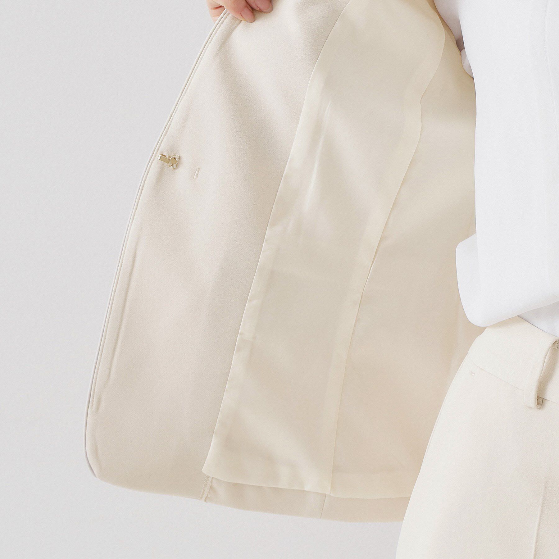 OPAQUE.CLIP「《通勤/セットアップ対応》 パイピングVネックジャケット【洗濯機OK】」|ノーカラージャケット|