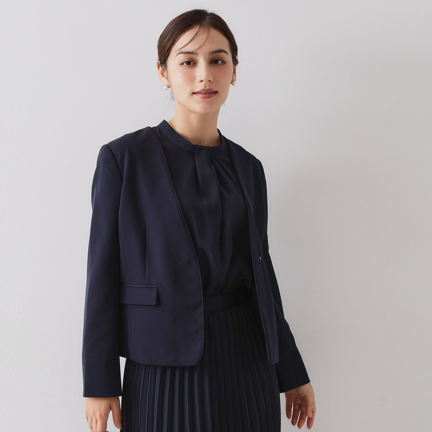 OPAQUE.CLIP「《通勤/セットアップ対応》 パイピングVネックジャケット【洗濯機OK】」|ノーカラージャケット|ネイビー(094)