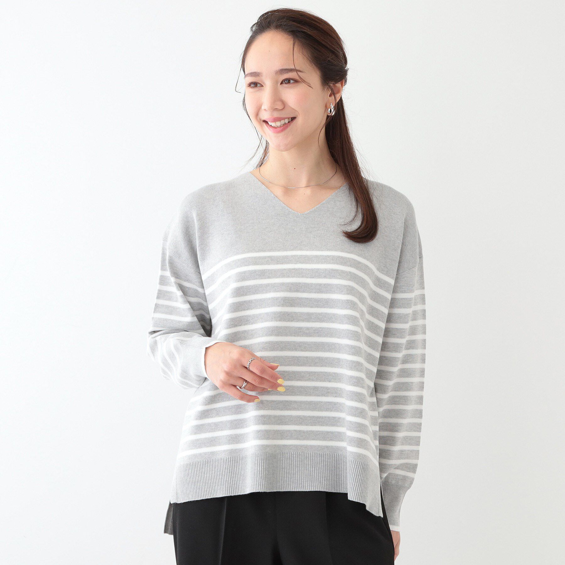 SHOO･LA･RUE「【洗える/S-LL】お顔周りすっきり 優しい肌触りのVネックニット」|ニット・セーター|