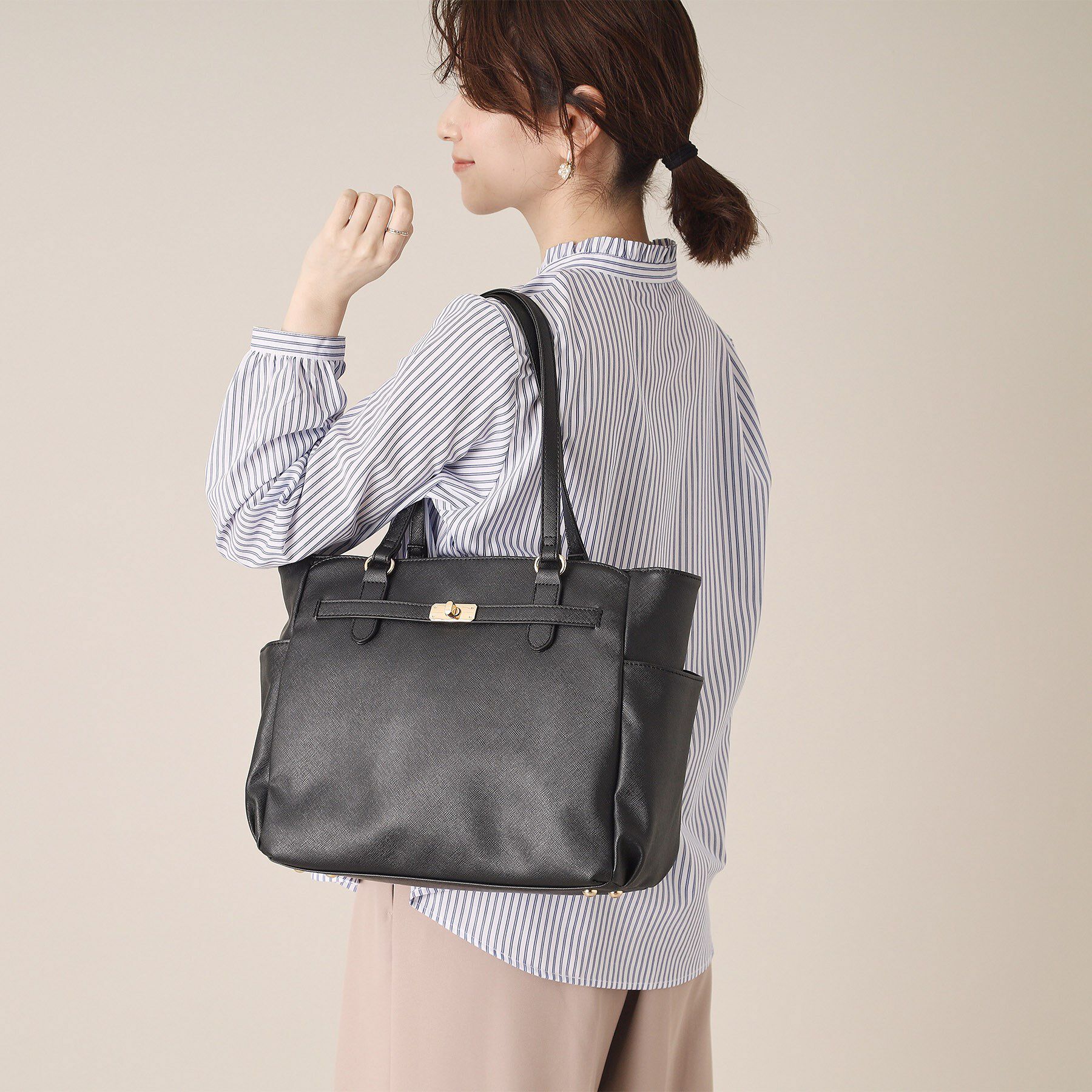 ITS&rsquo;DEMO「【通勤／10ポケット】ベルト飾り付角シボA4トート」|トートバッグ|