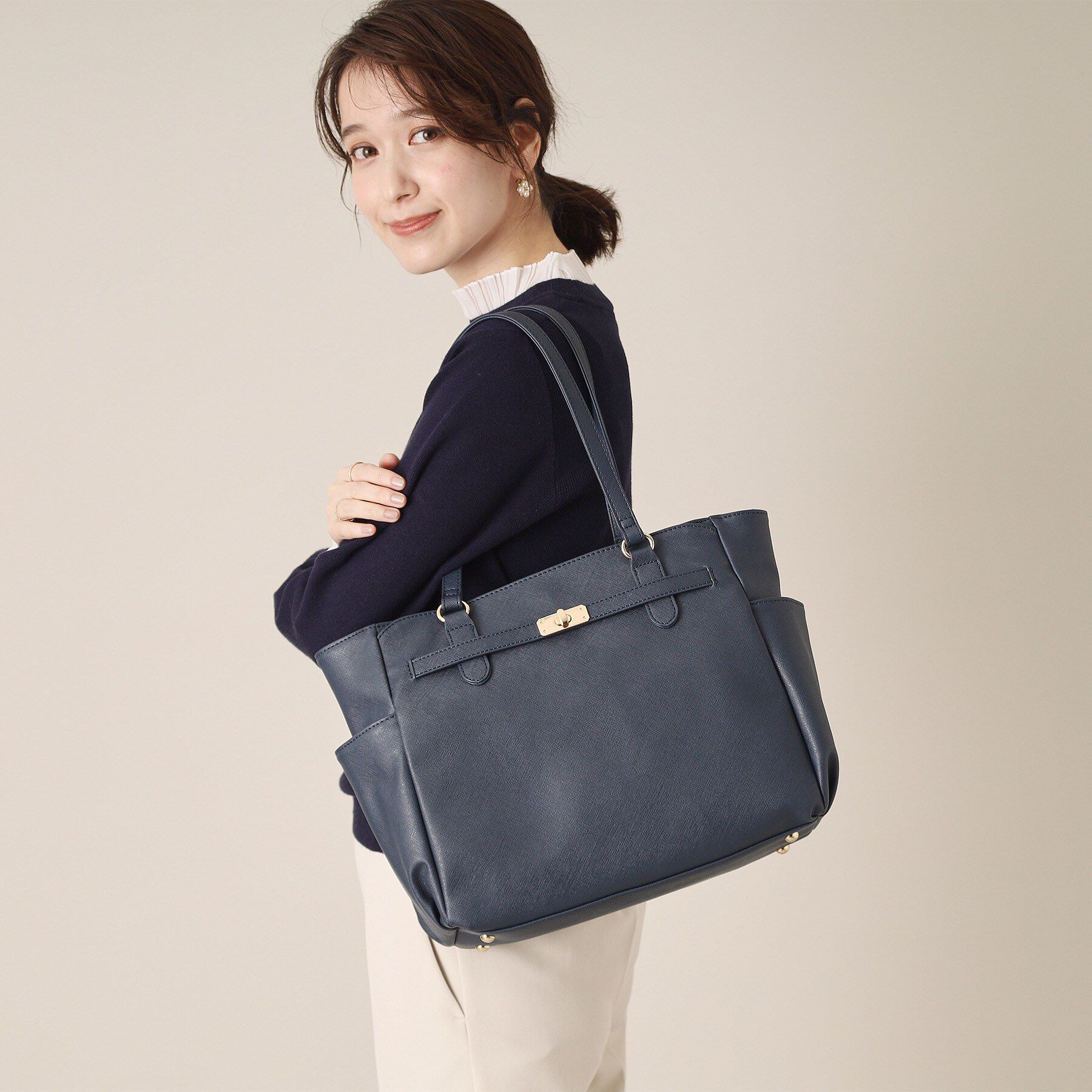 ITS&rsquo;DEMO「【通勤／10ポケット】ベルト飾り付角シボA4トート」|トートバッグ|