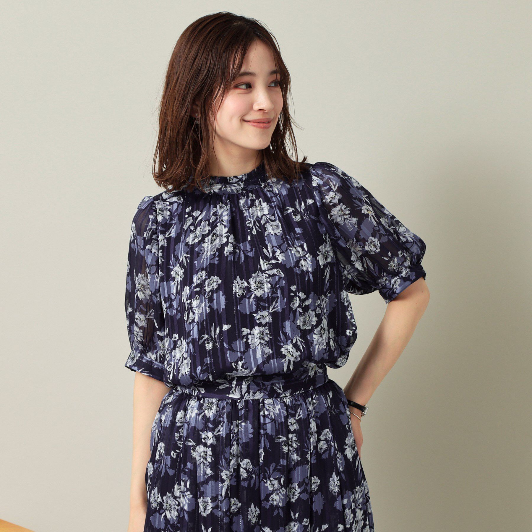 ITS&rsquo;DEMO「【手洗い可／M・Lサイズ展開】ラメストライプ花柄5分袖ブラウス」|シャツ・ブラウス|ネイビー(194)