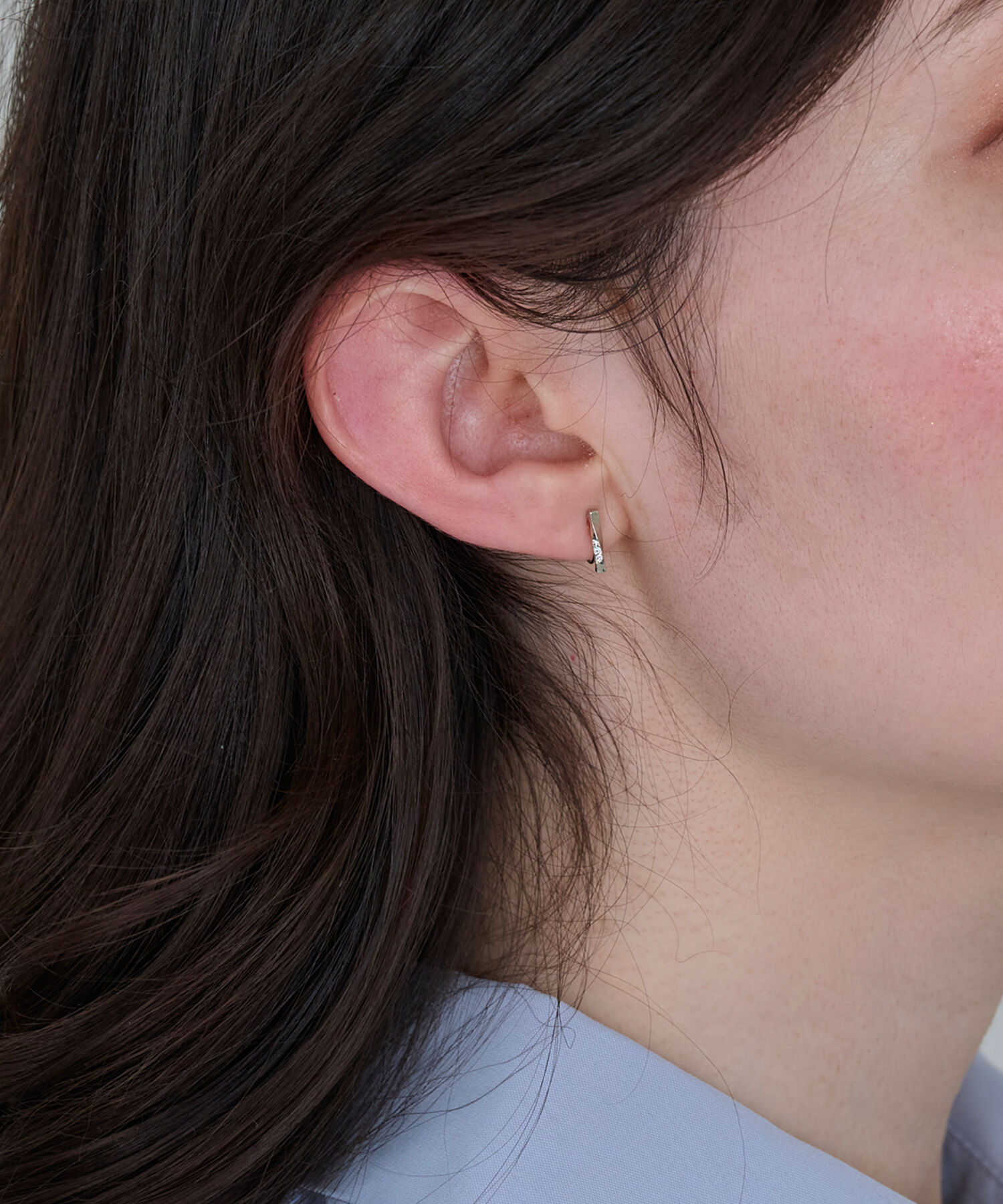 Phoebe「【痛くないシリーズ】ツイストバービジューライトフィットイヤリング　シルバー」|イヤリング|シルバー