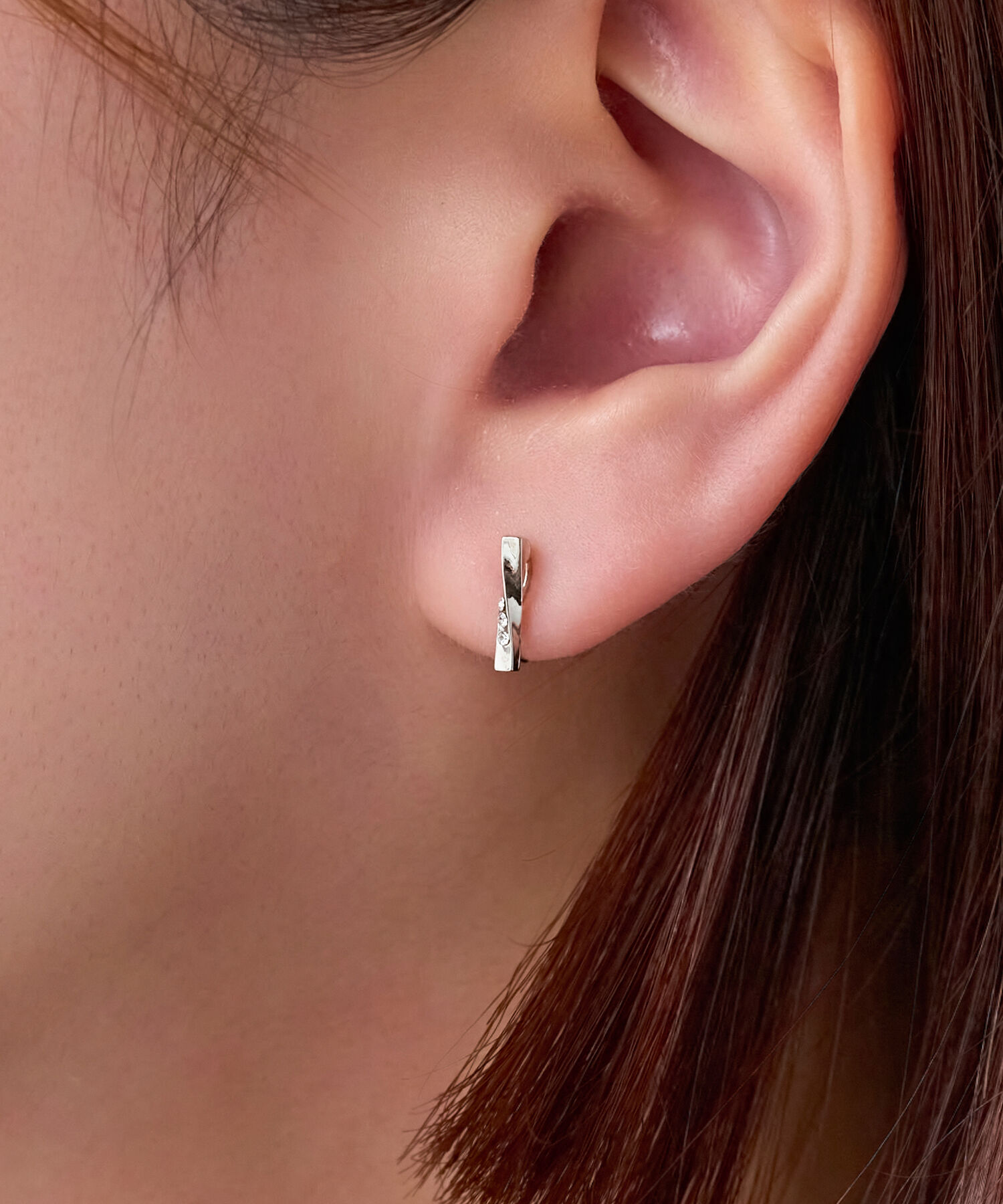 Phoebe「【痛くないシリーズ】ツイストバービジューライトフィットイヤリング　シルバー」|イヤリング|