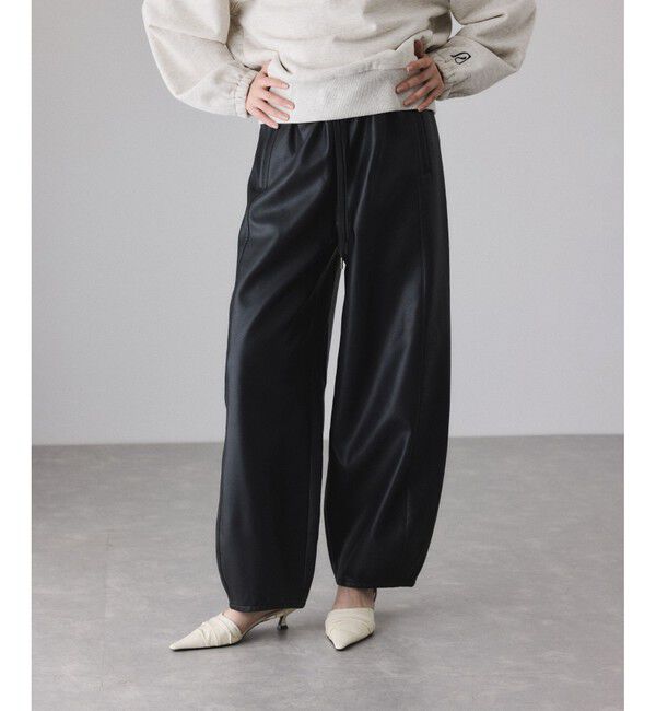 ADAM ET ROPE'「シンセティックレザートラックパンツ」|チノ|