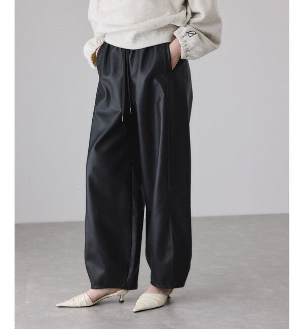 ADAM ET ROPE'「シンセティックレザートラックパンツ」|チノ|