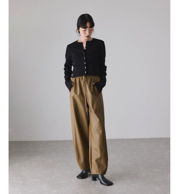 ADAM ET ROPE'「シンセティックレザートラックパンツ」|チノ|