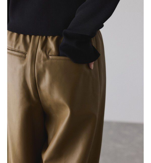 ADAM ET ROPE'「シンセティックレザートラックパンツ」|チノ|