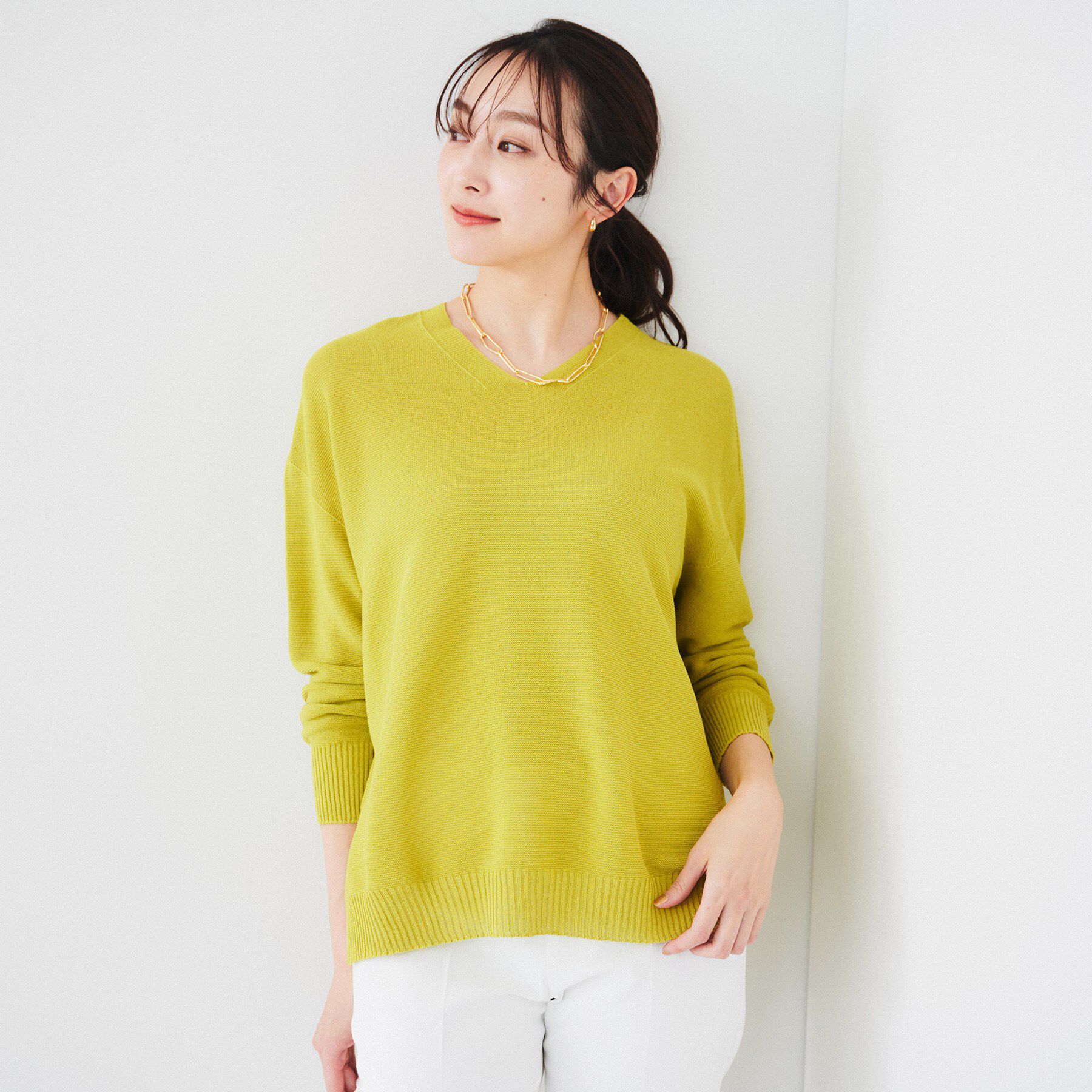 UNTITLED「【体型カバー/清涼感】サイドスリット Vネックニット」|ニット・セーター|イエロー(032)