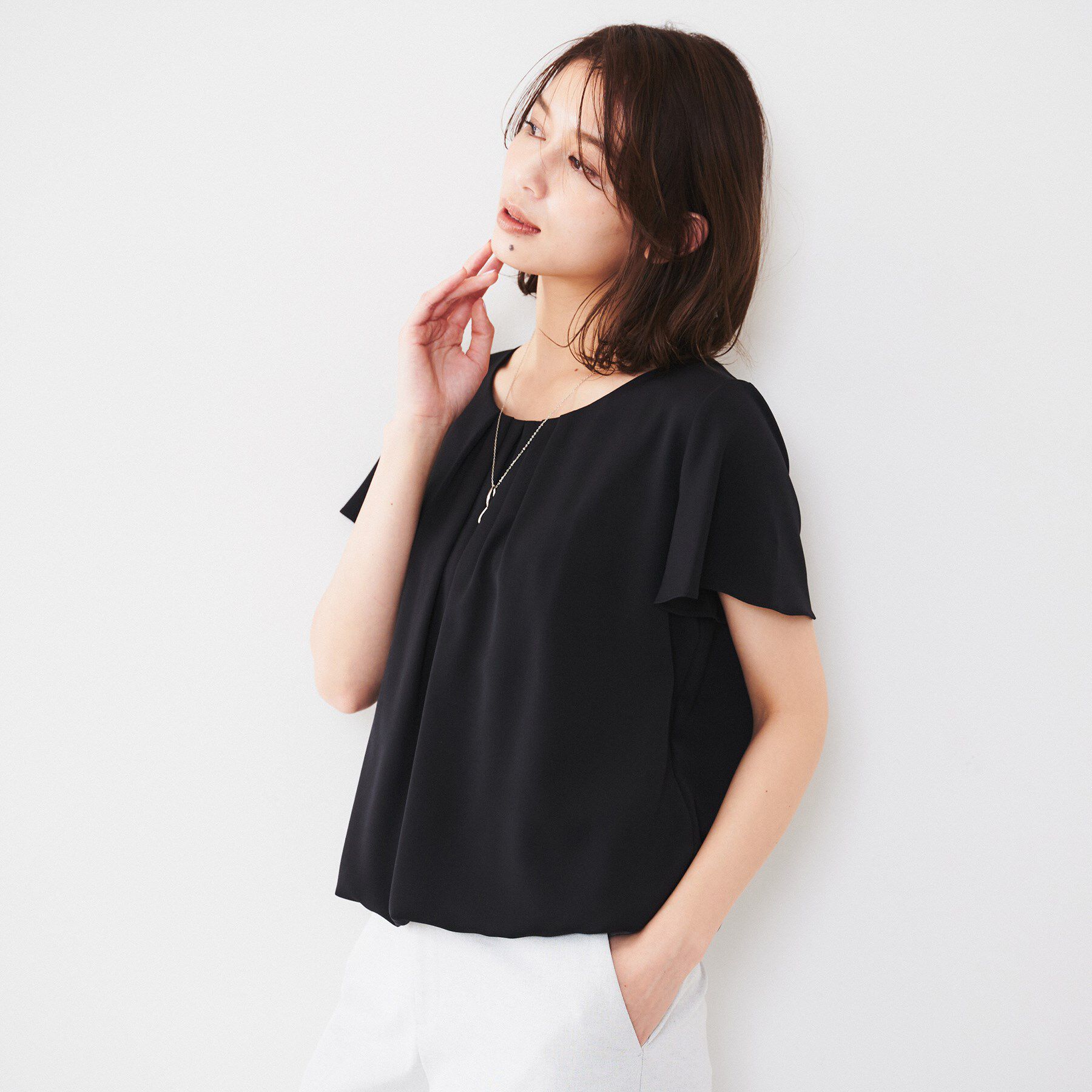 UNTITLED「【通勤/二の腕カバー】タックデザインブラウス」|シャツ・ブラウス|ブラック(019)