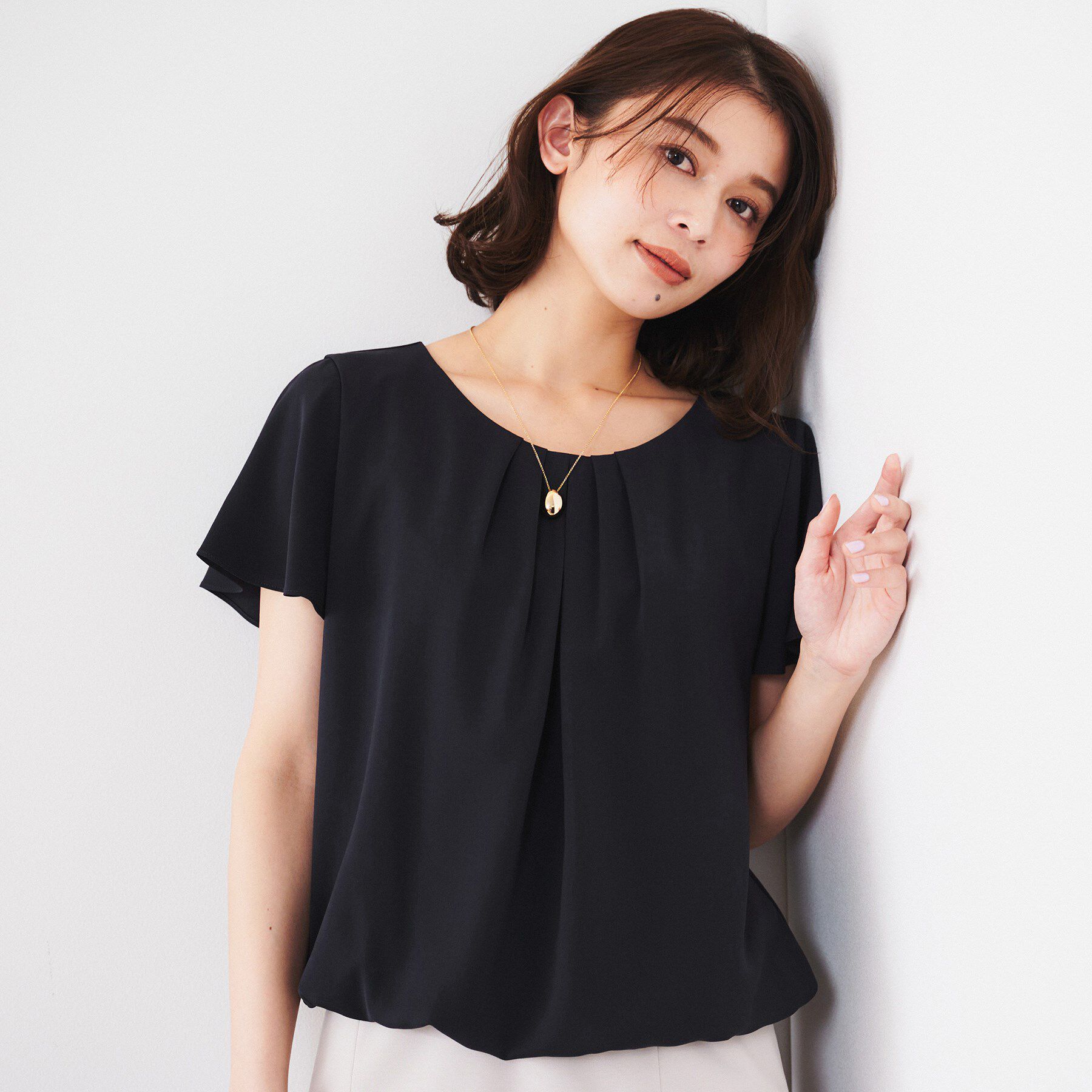 UNTITLED「【通勤/二の腕カバー】タックデザインブラウス」|シャツ・ブラウス|ネイビー(094)