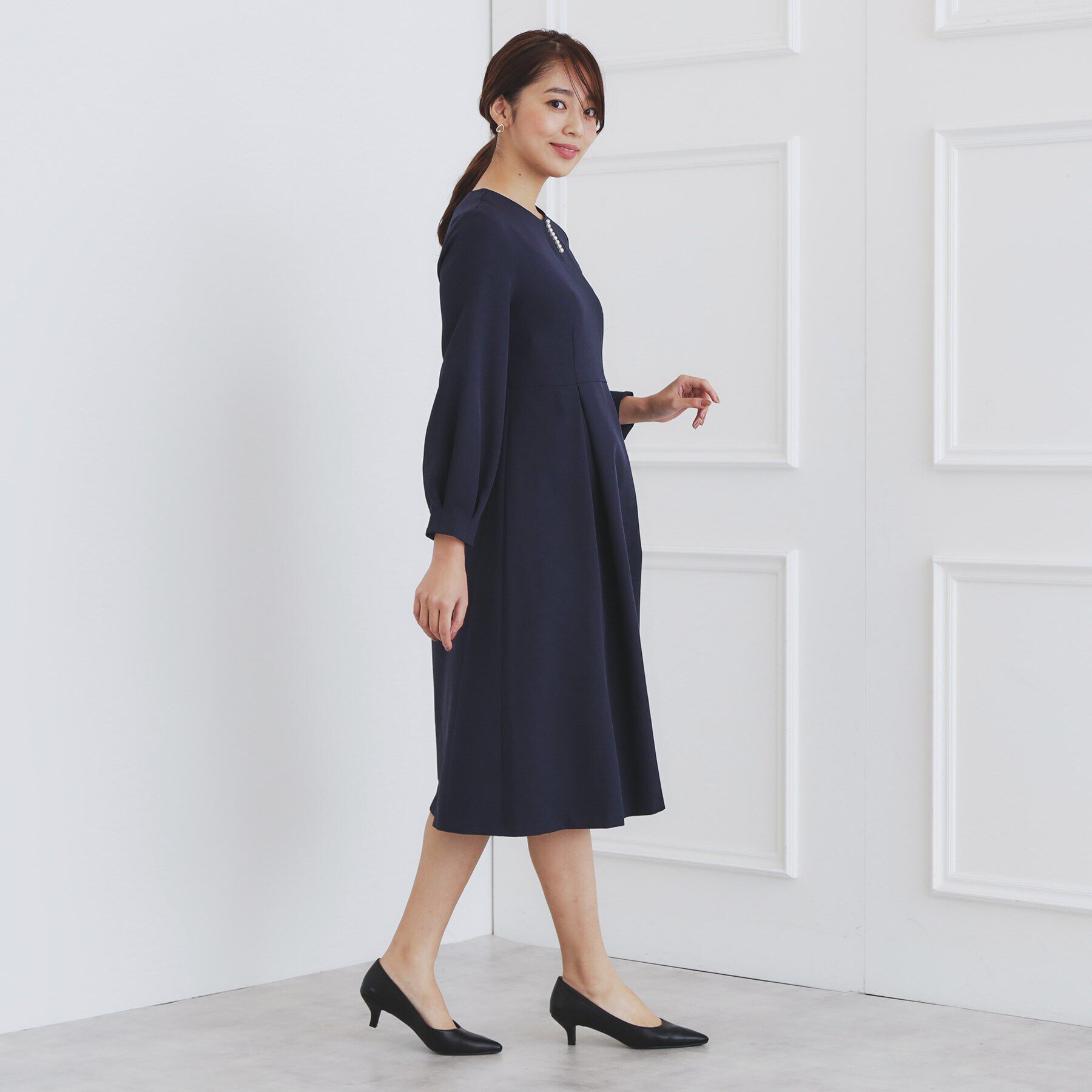 index「《通勤対応》キーネックパール調フレアワンピース【洗濯機洗い可/イージーアイロン】」|ワンピース|