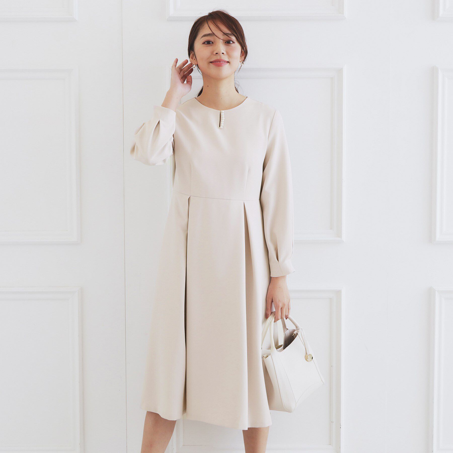 index「《通勤対応》キーネックパール調フレアワンピース【洗濯機洗い可/イージーアイロン】」|ワンピース|グレージュ(050)