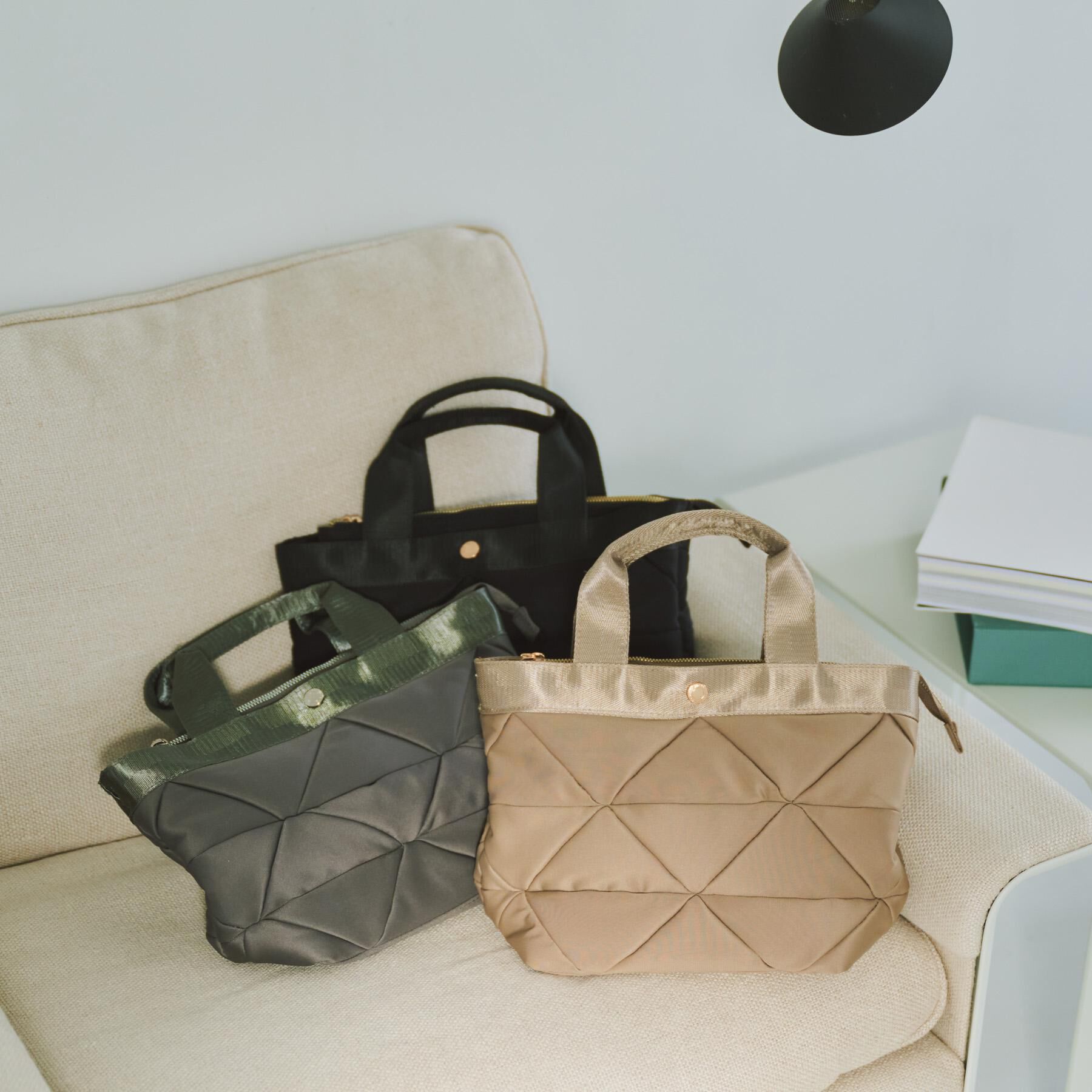 OPAQUE.CLIP「【2WAY／軽量】トライアングルキルティングミドルトートバッグ」|トートバッグ|