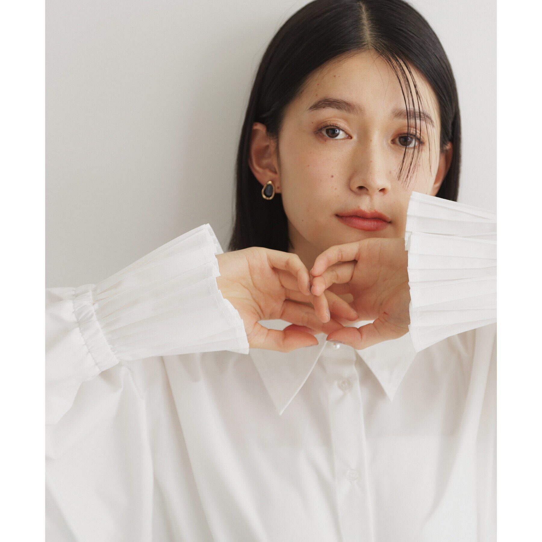 THE SHOP TK「【ONOFF活躍/セレモニー/通勤】袖プリーツバックシャーリングシャツ/洗える」|シャツ・ブラウス|