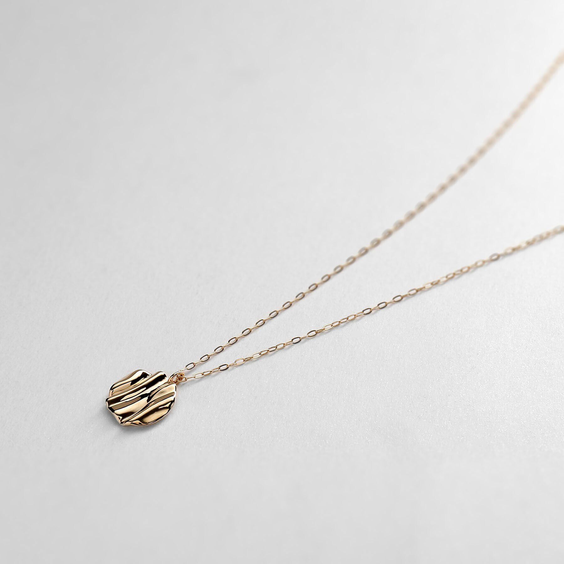 COCOSHNIK「K10ウエーブプレート ラウンド ネックレス」|ネックレス|イエローゴールド(1