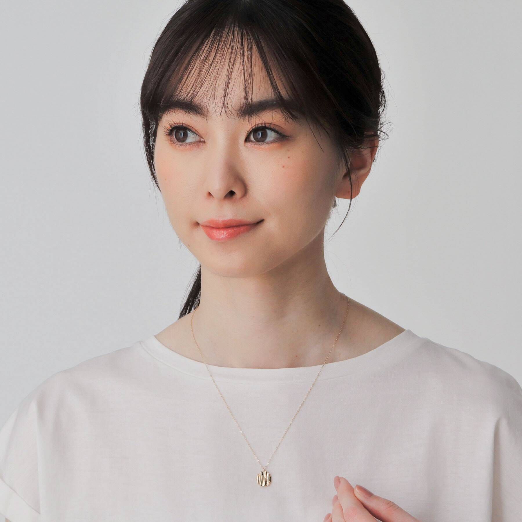 COCOSHNIK「K10ウエーブプレート ラウンド ネックレス」|ネックレス|