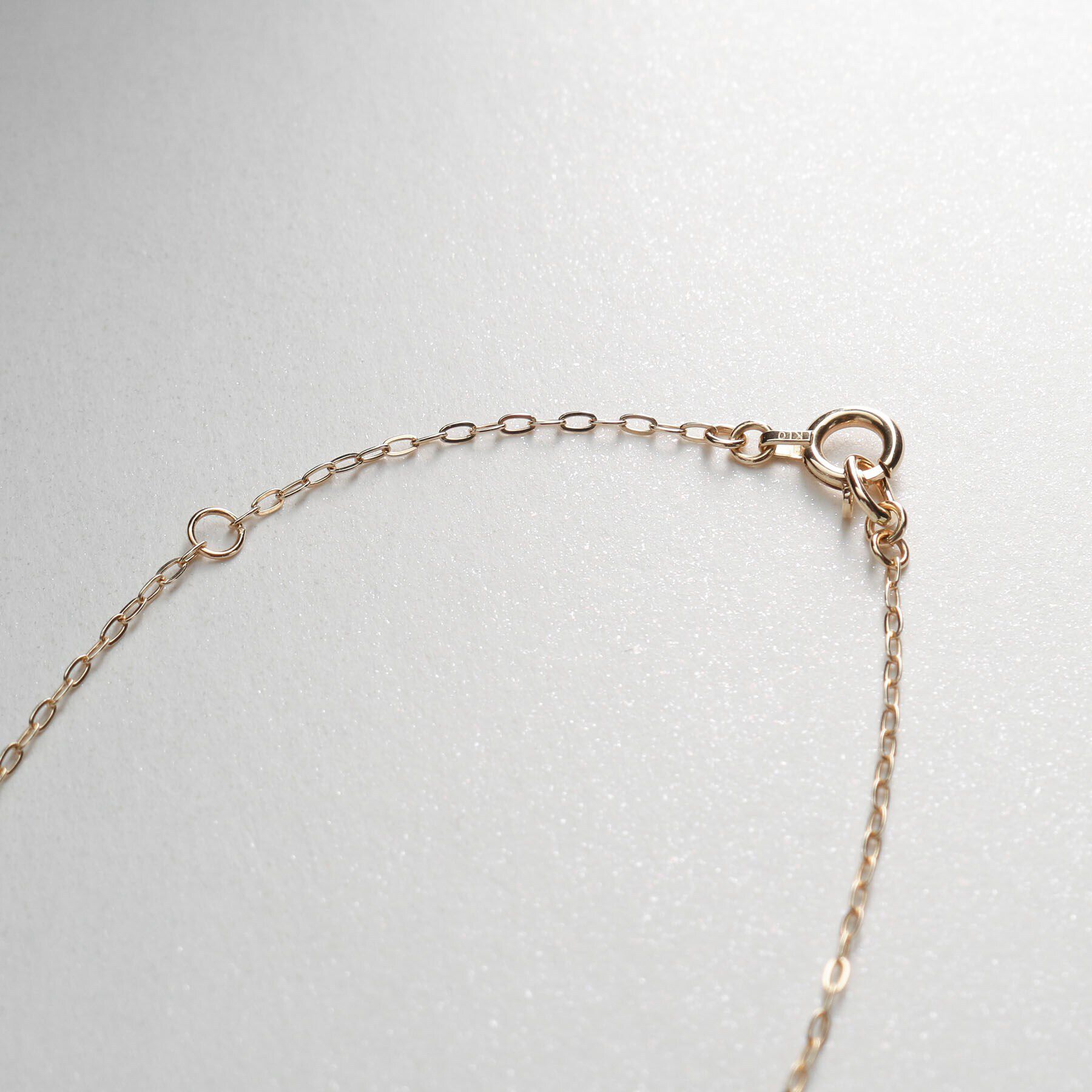 COCOSHNIK「K10ウエーブプレート ラウンド ネックレス」|ネックレス|