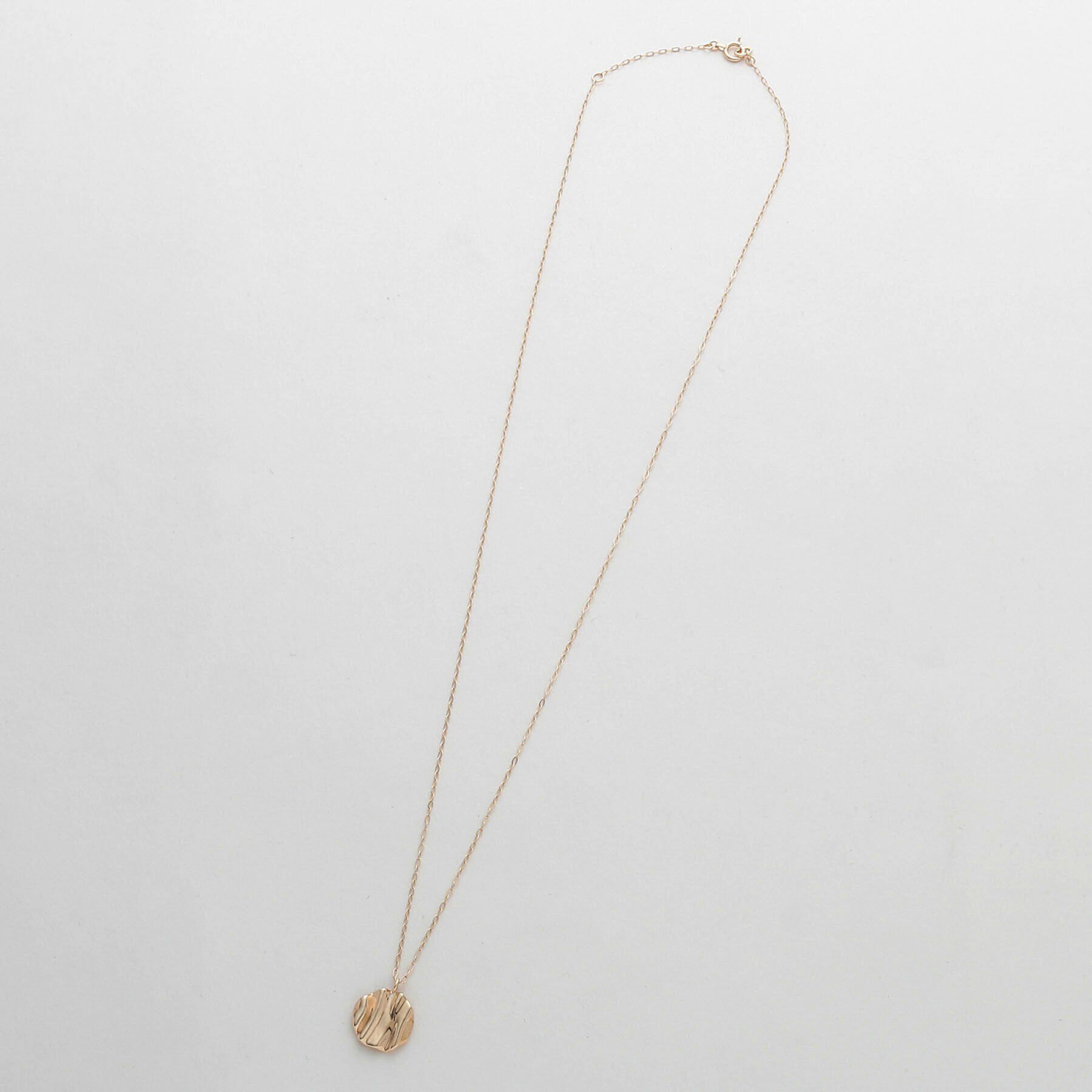 COCOSHNIK「K10ウエーブプレート ラウンド ネックレス」|ネックレス|