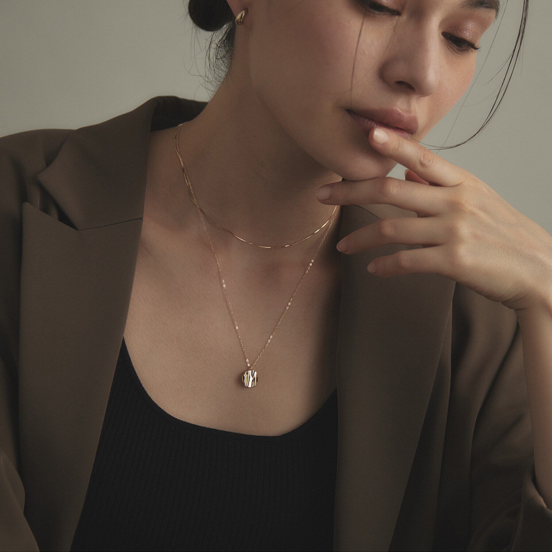 COCOSHNIK「K10ウエーブプレート ラウンド ネックレス」|ネックレス|