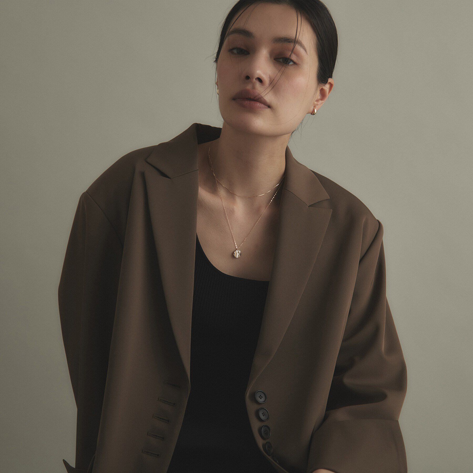 COCOSHNIK「K10ウエーブプレート ラウンド ネックレス」|ネックレス|