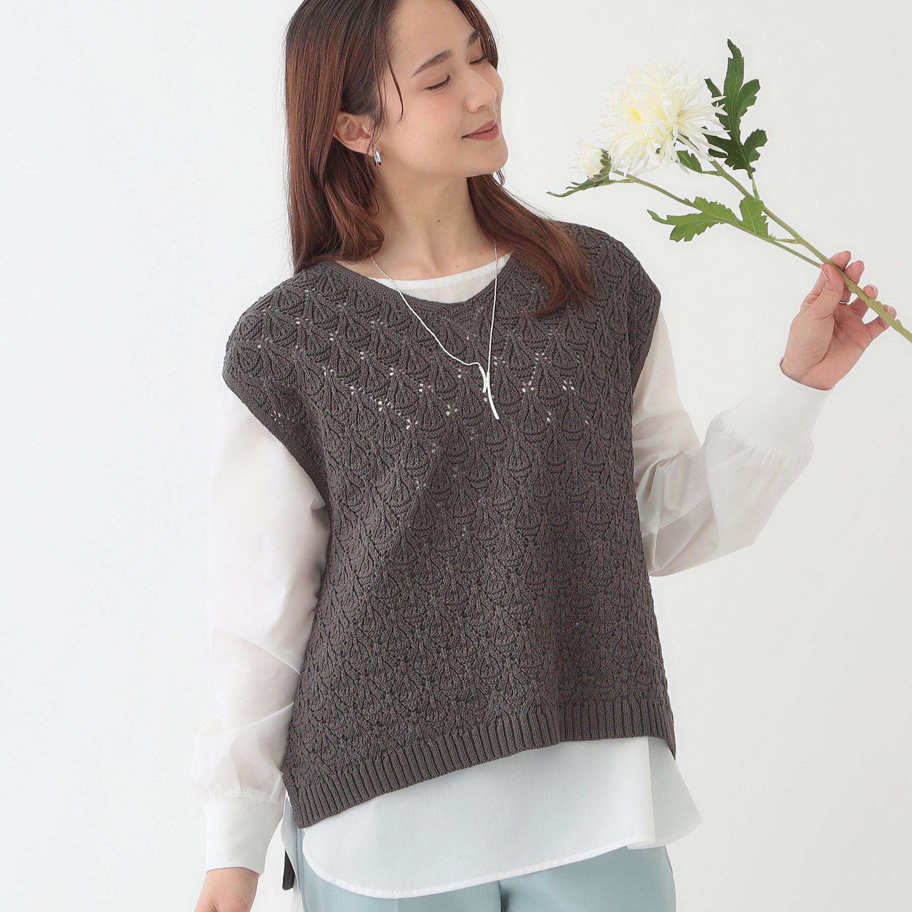 SHOO･LA･RUE「【洗える/S-LL/2点セット】透かし柄ベスト+ブラウス」|ニット・セーター|チャコールグレー(0
