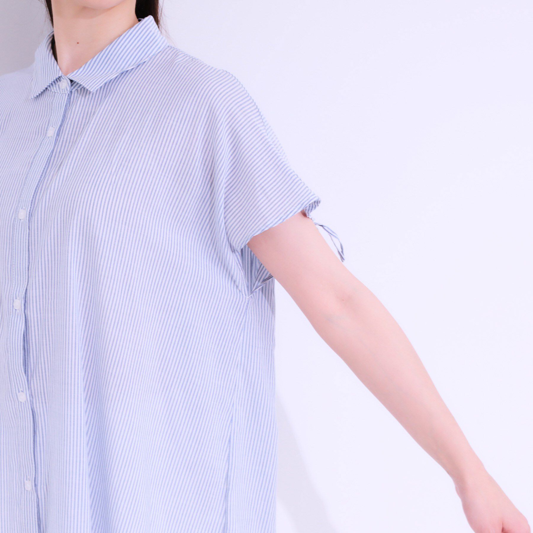 SHOO･LA･RUE「【S-LL/ひんやり】後ろ姿も抜かりなく インせず着られる バックギャザーシャツ」|シャツ・ブラウス|