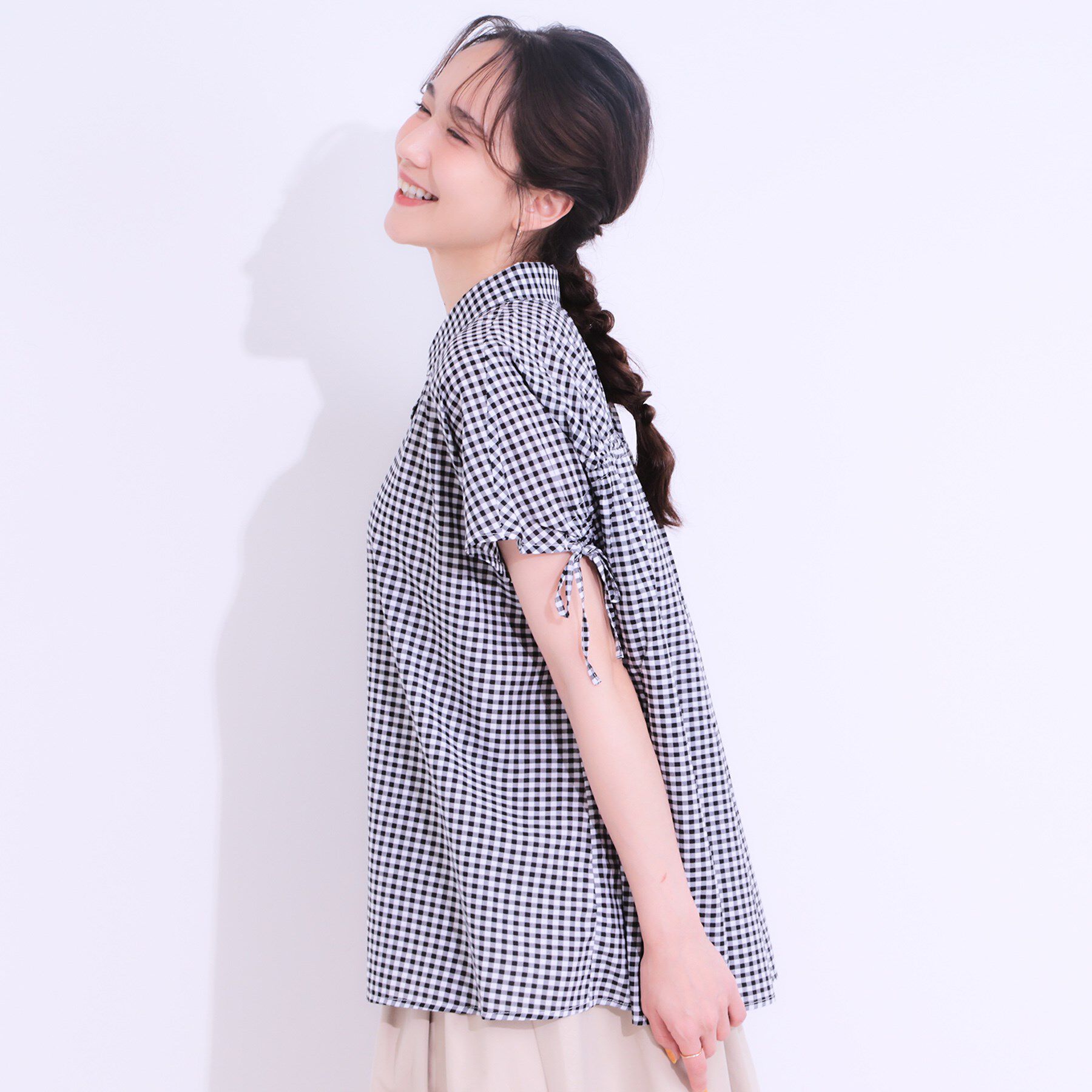 SHOO･LA･RUE「【S-LL/ひんやり】後ろ姿も抜かりなく インせず着られる バックギャザーシャツ」|シャツ・ブラウス|