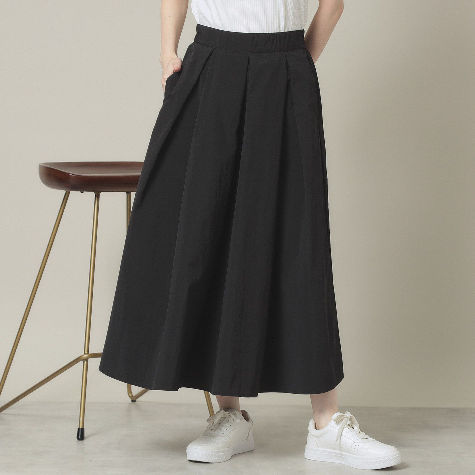 ITS&rsquo;DEMO「【撥水／洗濯機OK／ウエスト後ろゴム】タックスカート＜旅服シリーズ＞」|スカート|ブラック(019)