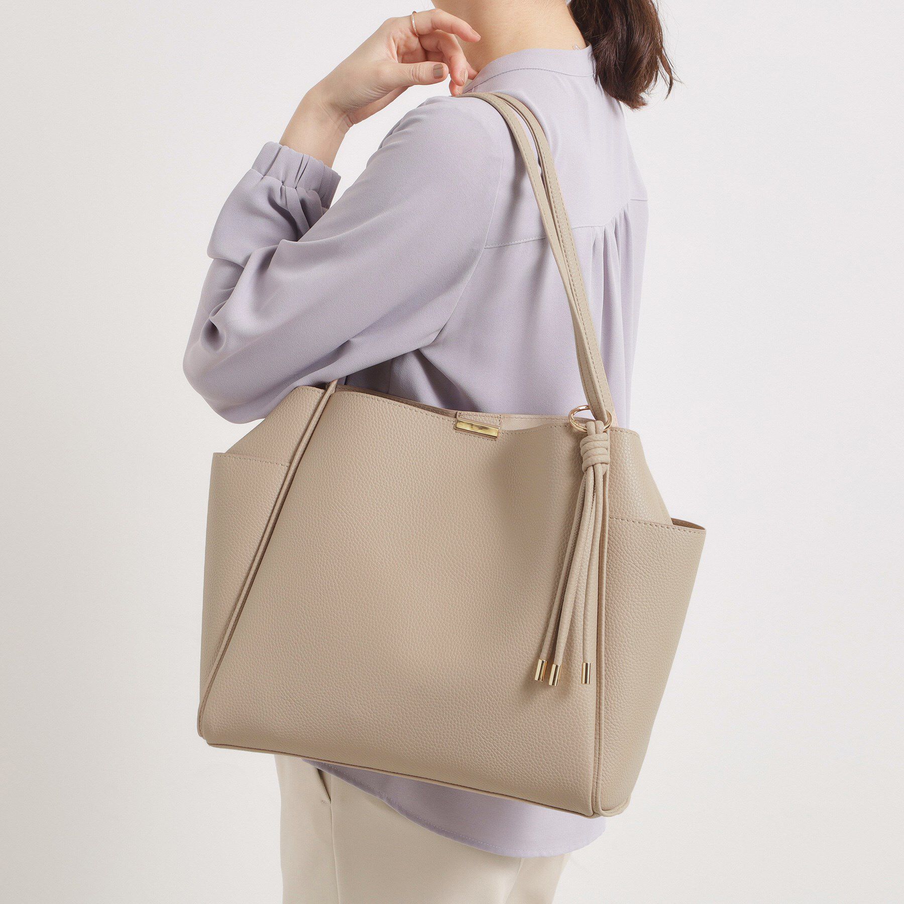 ITS&rsquo;DEMO「【通勤】タッセル付き変形A4トート」|トートバッグ|グレージュ(050)