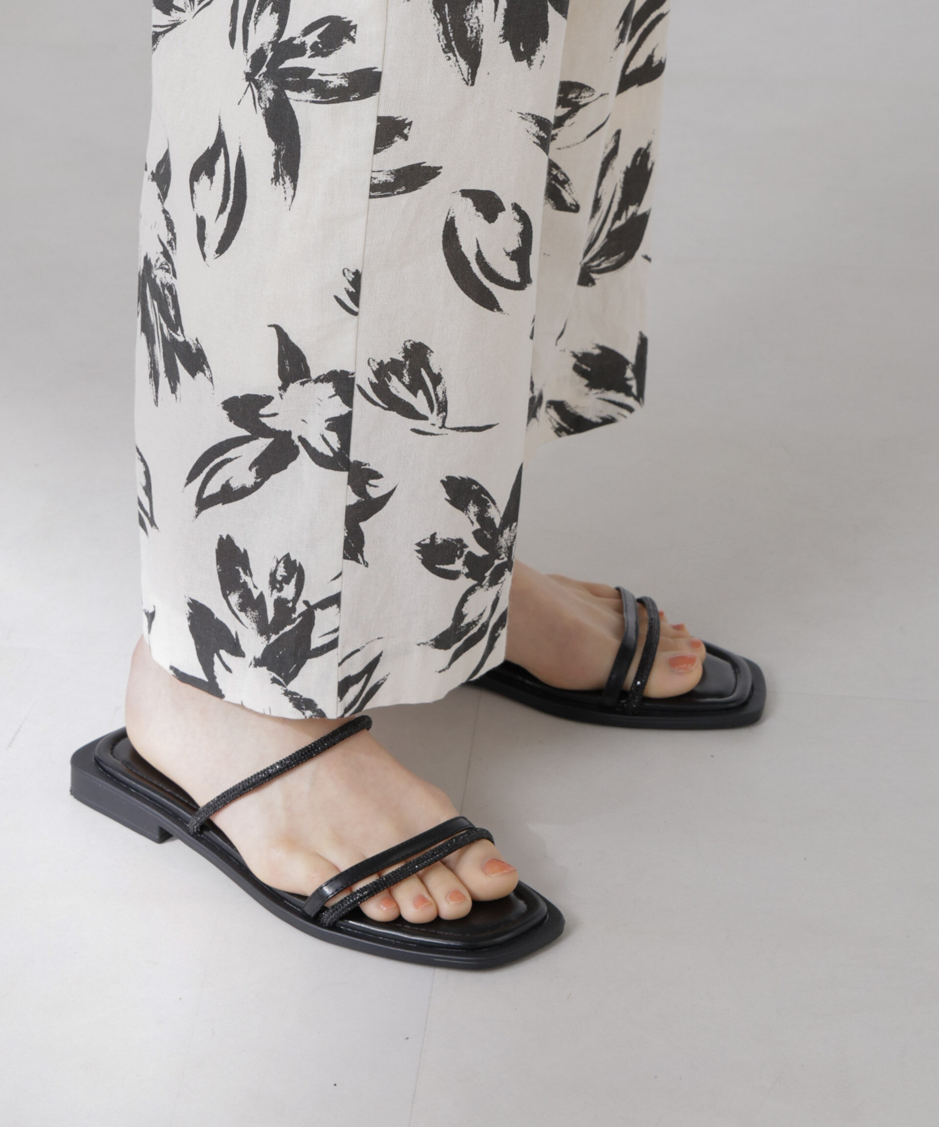 nano･universe「ラインストーン細ストラップサンダル」|サンダル|ブラック