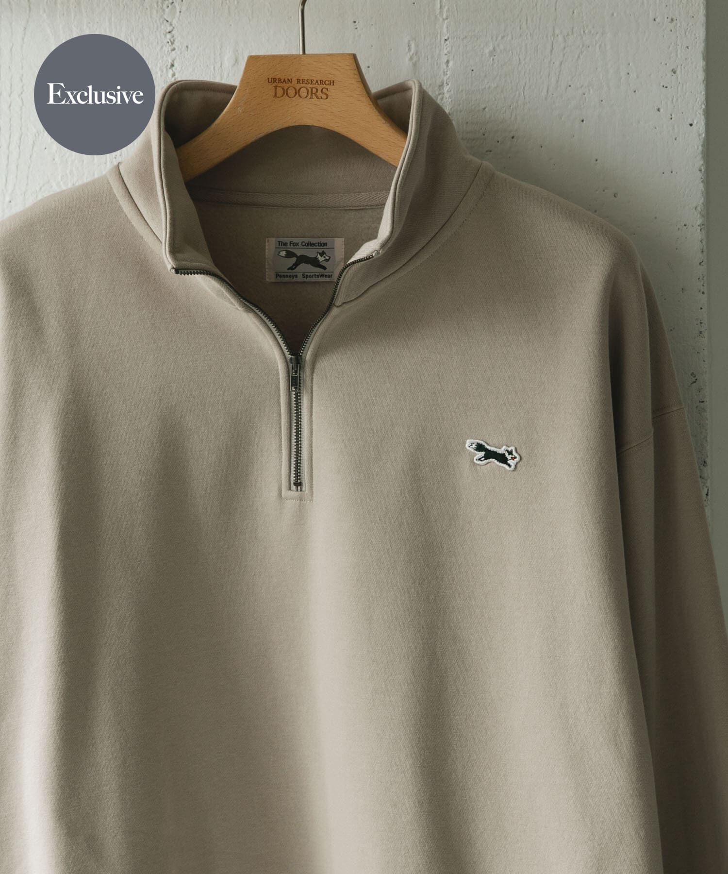 URBAN RESEARCH DOORS「『XLサイズ/WEB限定』『別注』PENNEYS&times;DOORS　THE FOX ハーフジップスウェット」|スウェット・ジャージ|ベージュ