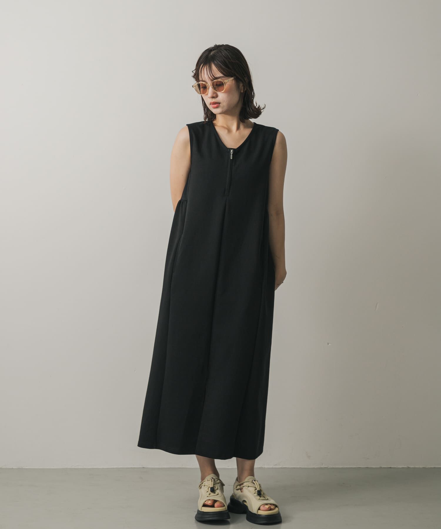 SENSE OF PLACE by URBAN RESEARCH「ZIPVネックカットワンピース」|ワンピース|