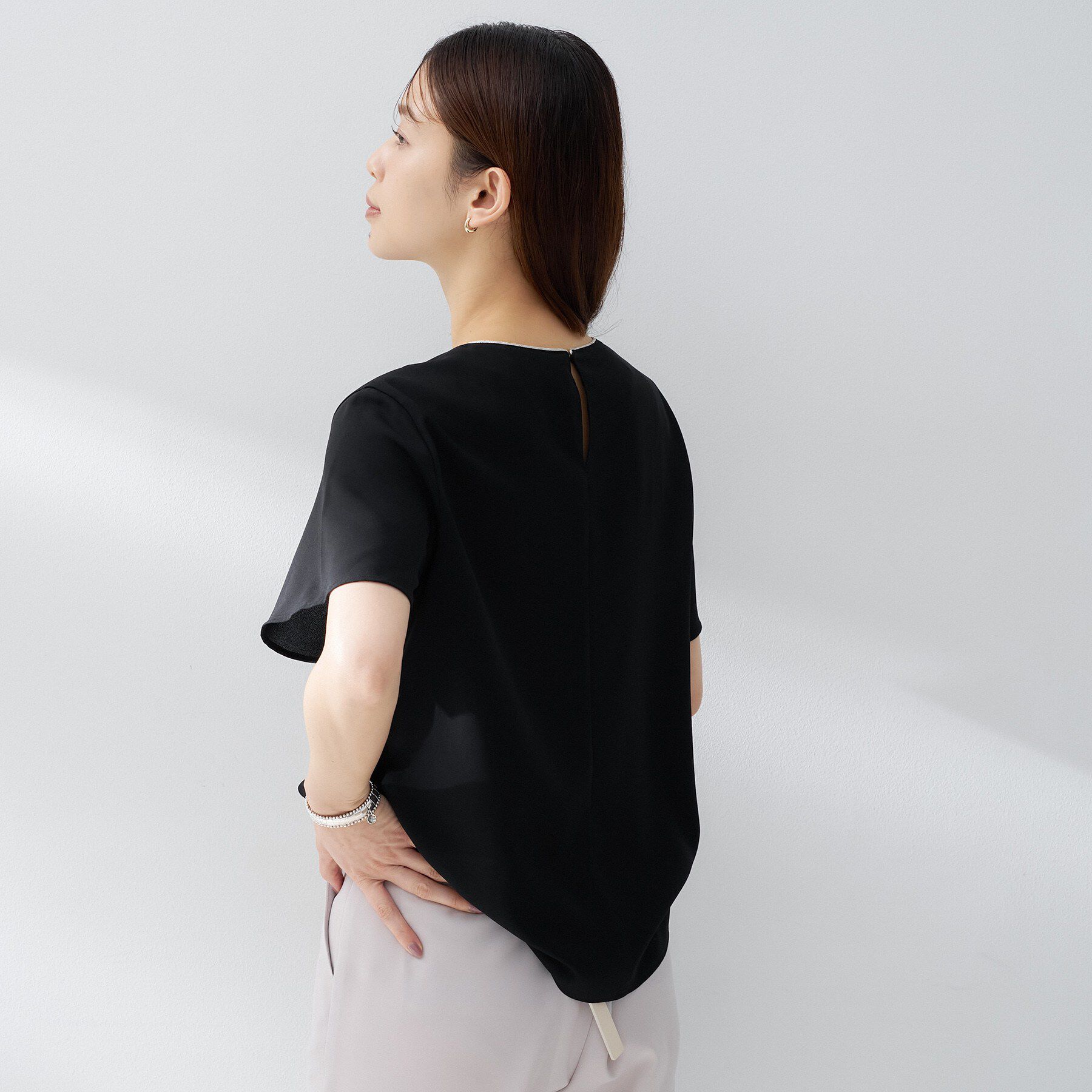 UNTITLED「【洗える/ジャケットインナー】シルキータッチTブラウス」|シャツ・ブラウス|