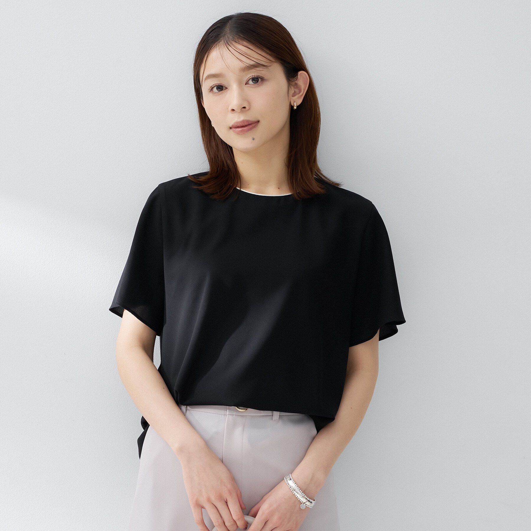 UNTITLED「【洗える/ジャケットインナー】シルキータッチTブラウス」|シャツ・ブラウス|ブラック(019)