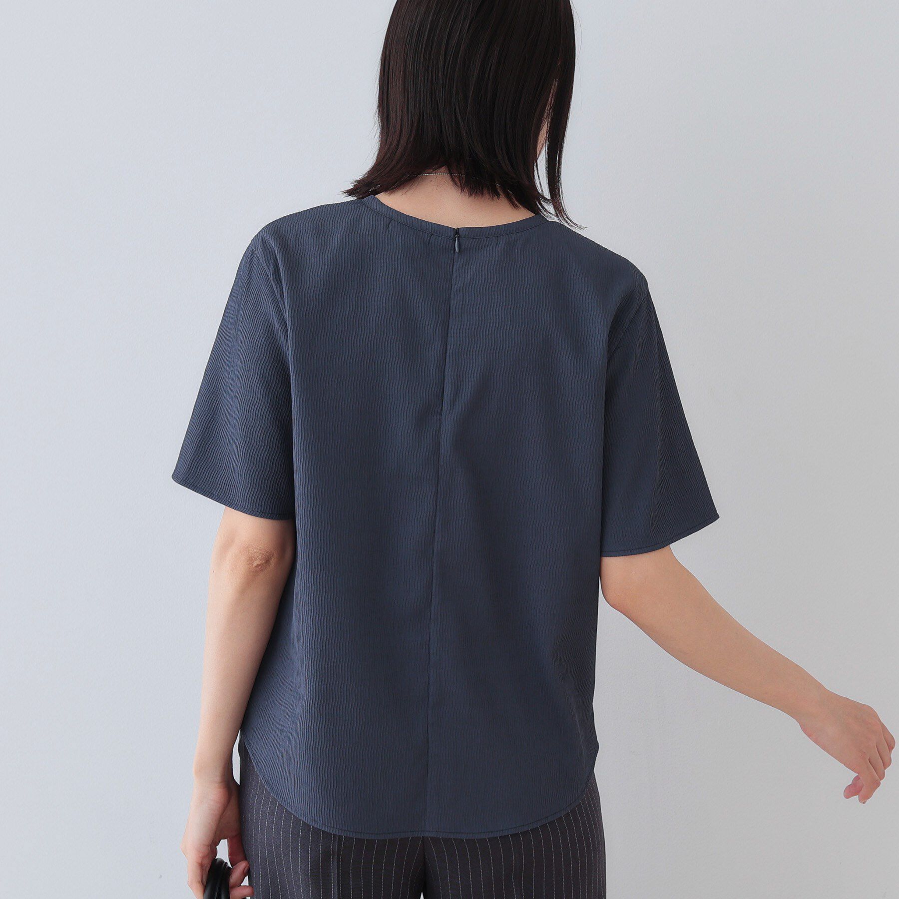 INDIVI「【洗える／凹凸素材】シンプルVネックブラウス」|シャツ・ブラウス|